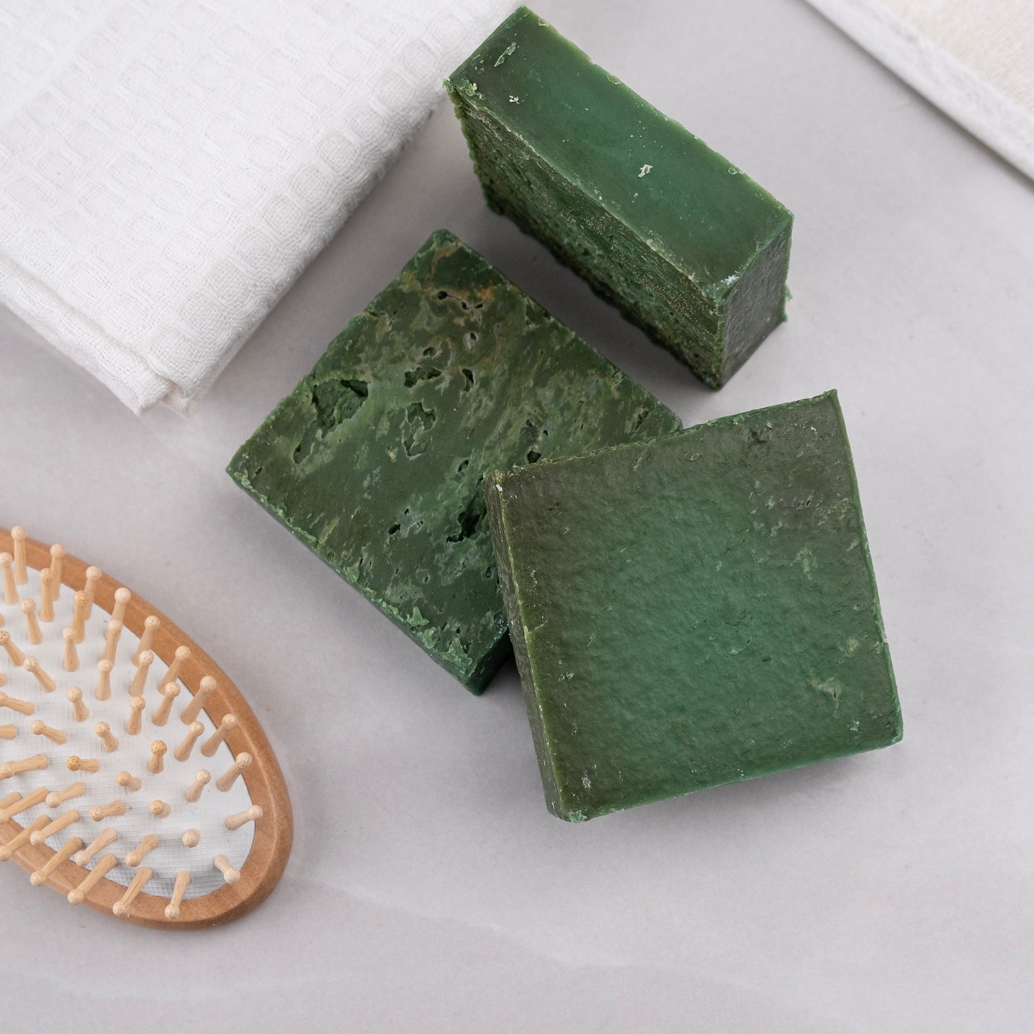 Deniz yosunu özü içeren doğal sabun – cilt sıkılaştırıcı, selülit karşıtı ve arındırıcı bitkisel bakım ürünü