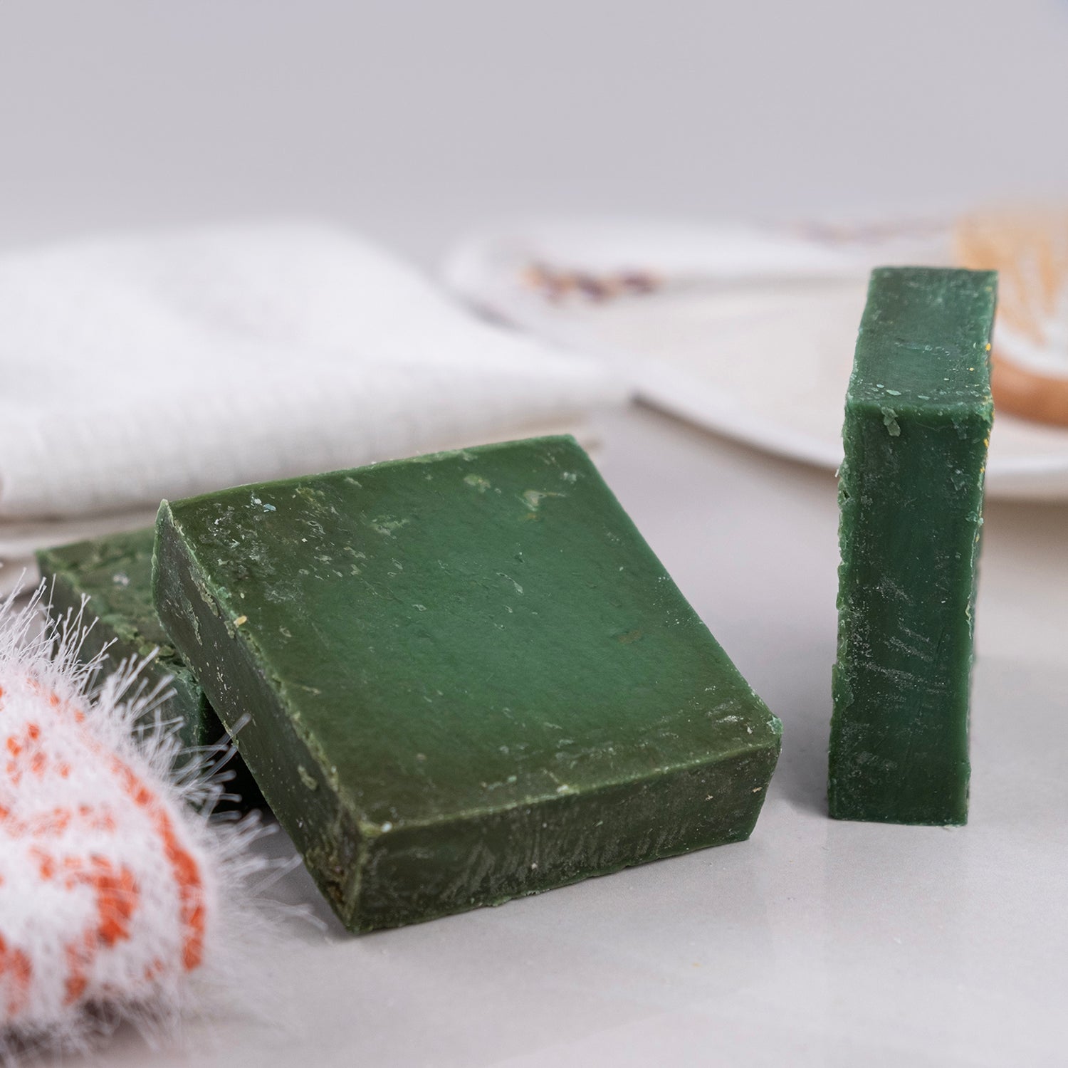 Deniz yosunu özü içeren doğal sabun – cilt sıkılaştırıcı, selülit karşıtı ve arındırıcı bitkisel bakım ürünü