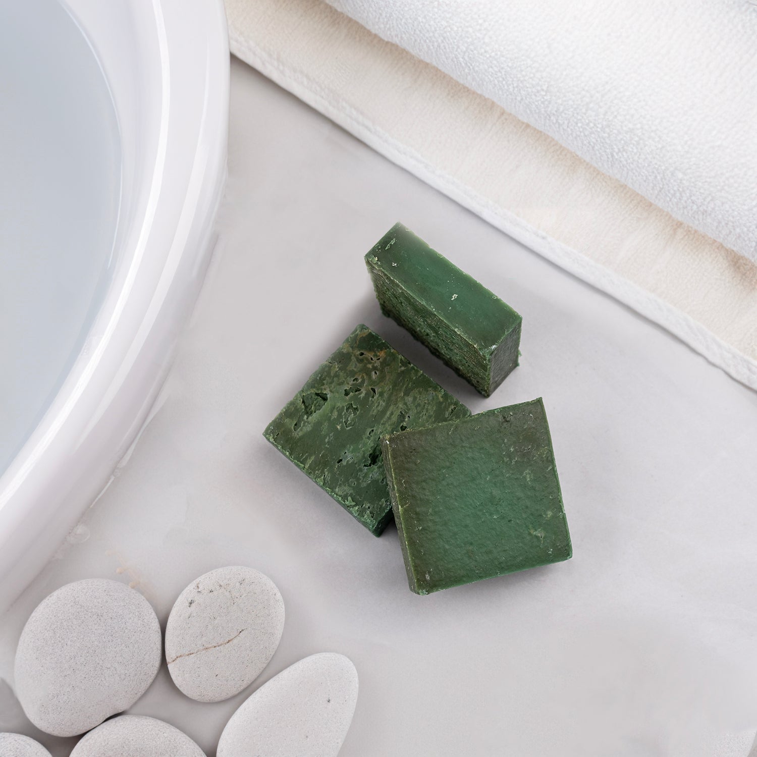 Deniz yosunu özü içeren doğal sabun – cilt sıkılaştırıcı, selülit karşıtı ve arındırıcı bitkisel bakım ürünü