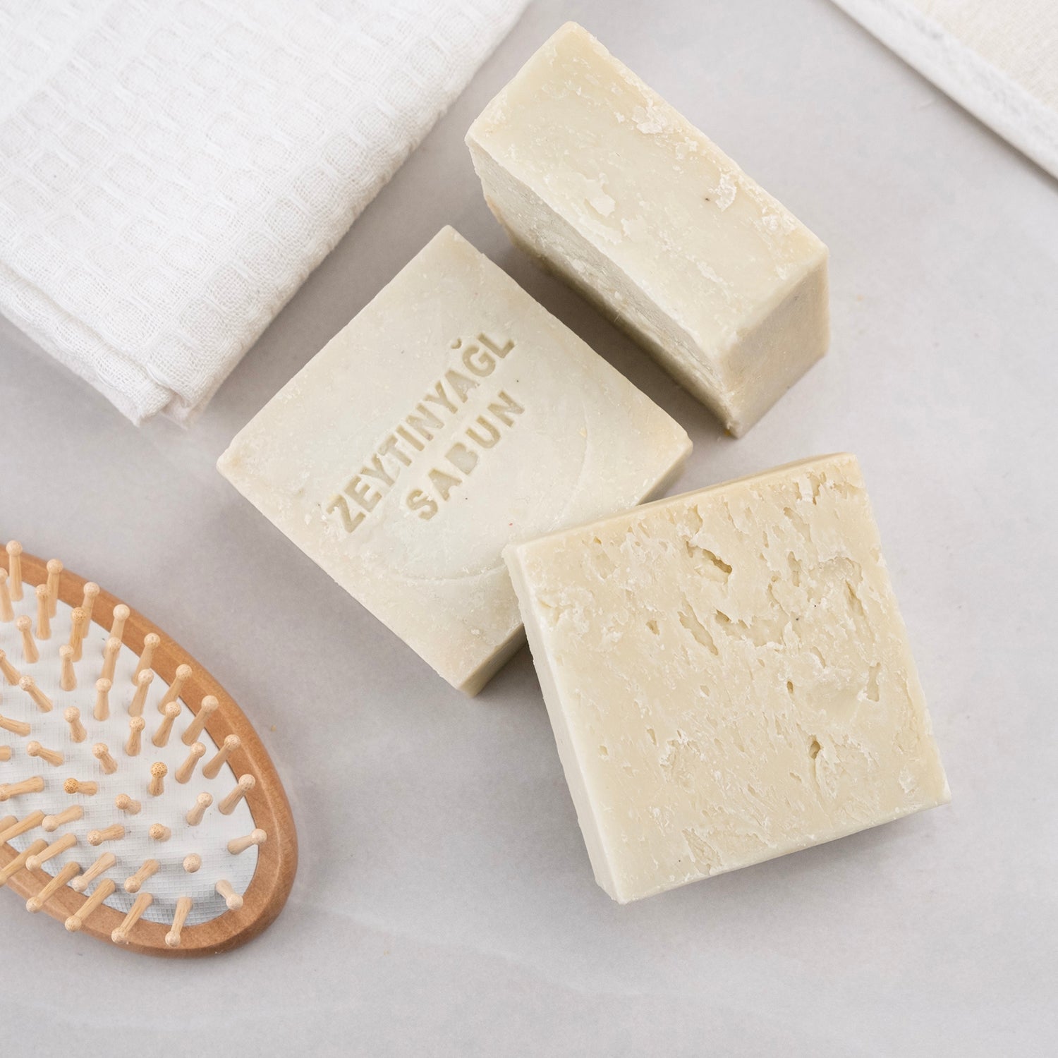 Saf zeytinyağı içeren doğal sabun – nemlendirici, yumuşatıcı ve geleneksel bitkisel bakım ürünü