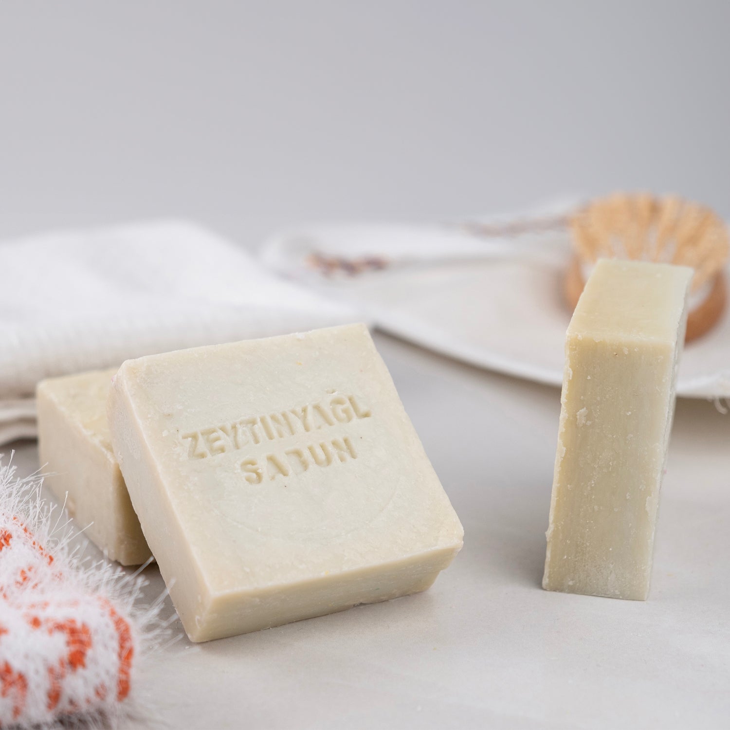 Saf zeytinyağı içeren doğal sabun – nemlendirici, yumuşatıcı ve geleneksel bitkisel bakım ürünü