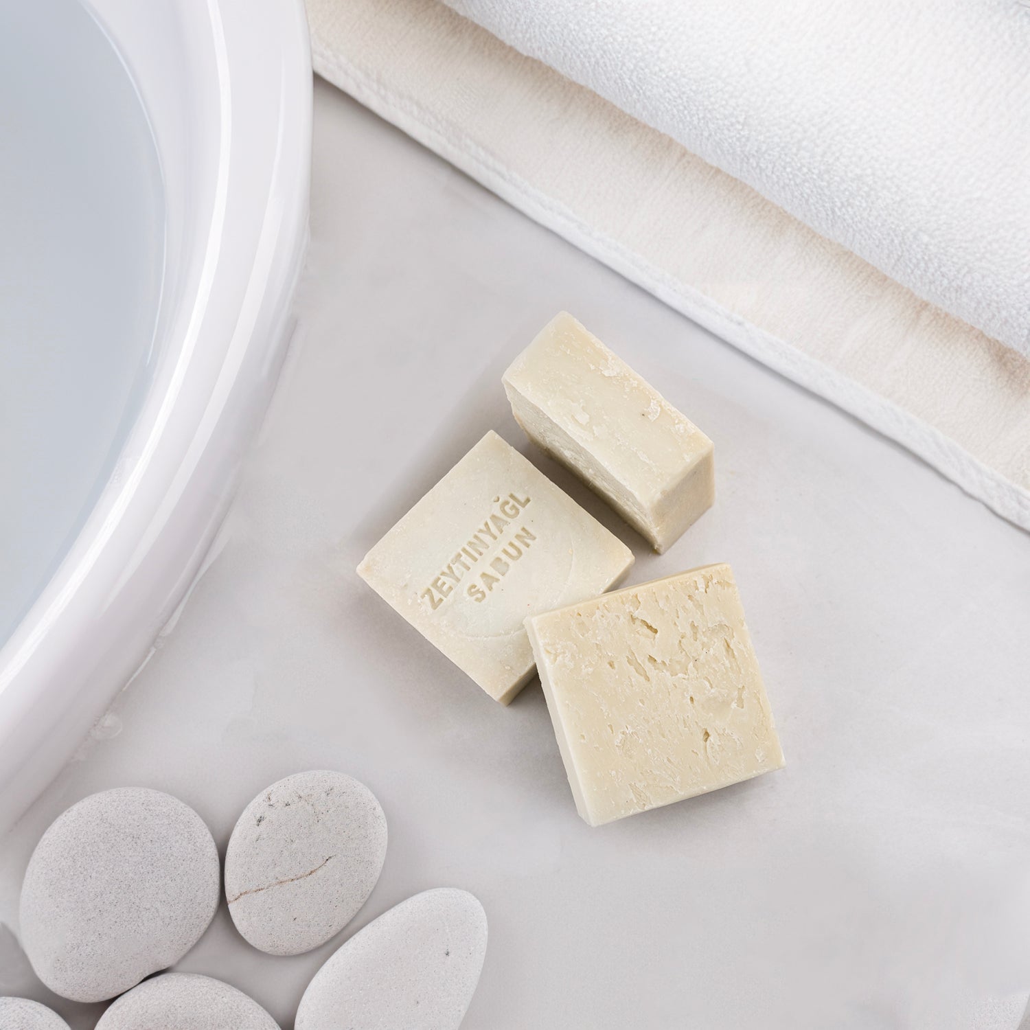 Saf zeytinyağı içeren doğal sabun – nemlendirici, yumuşatıcı ve geleneksel bitkisel bakım ürünü