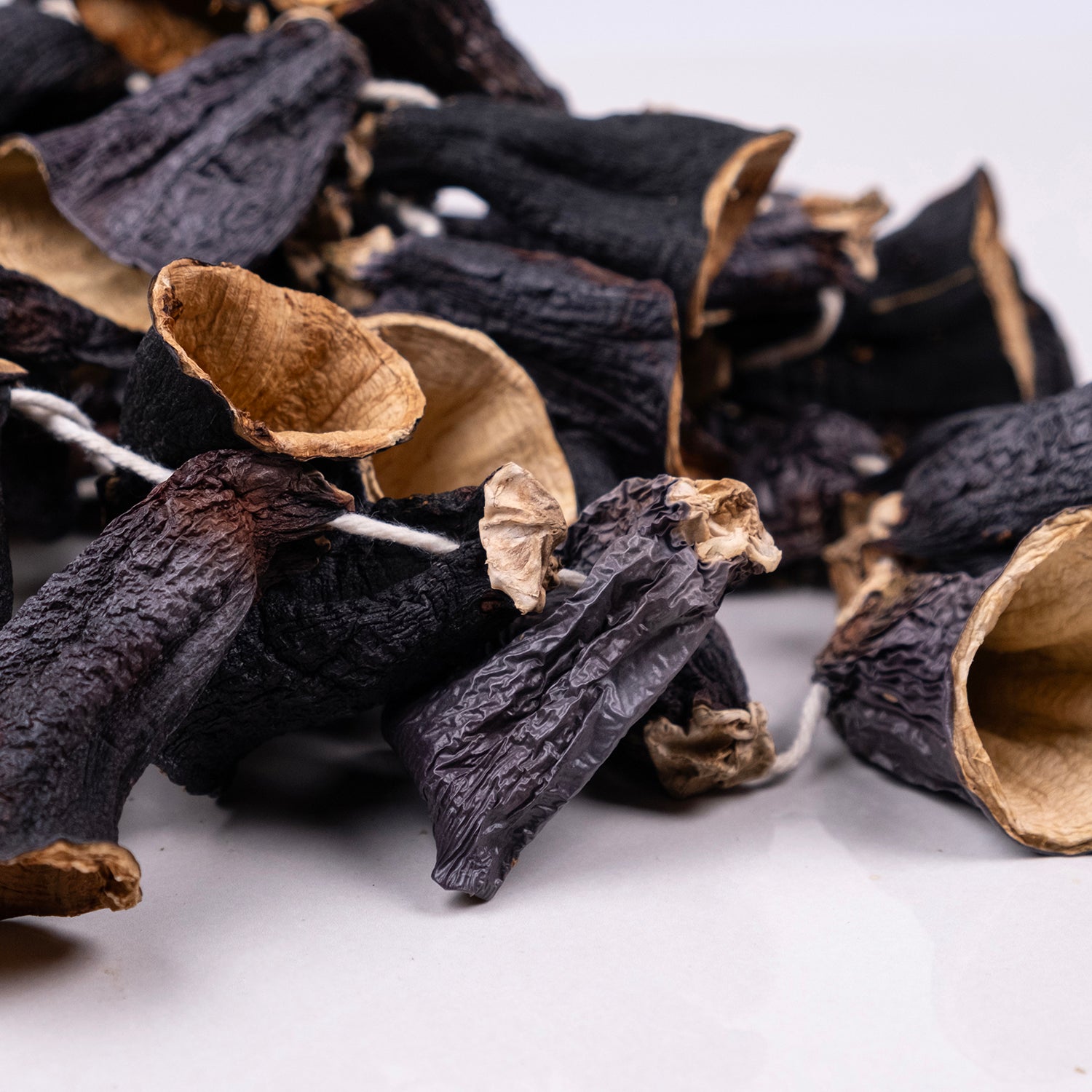 Saplı kuru patlıcanlar – geleneksel yöntemlerle güneşte kurutulmuş dolmalık doğal ürün