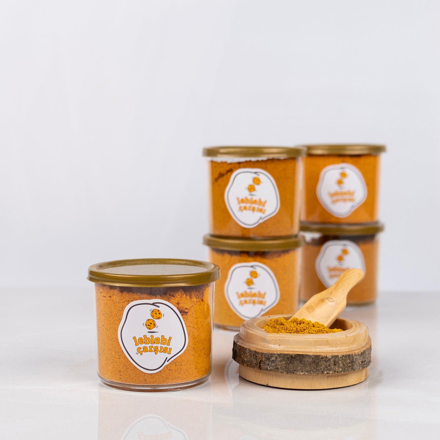 Doğal toz zerdeçal, kurkumin içeriği yüksek glütensiz baharat ürünü olarak sade zeminde sunulmuş.