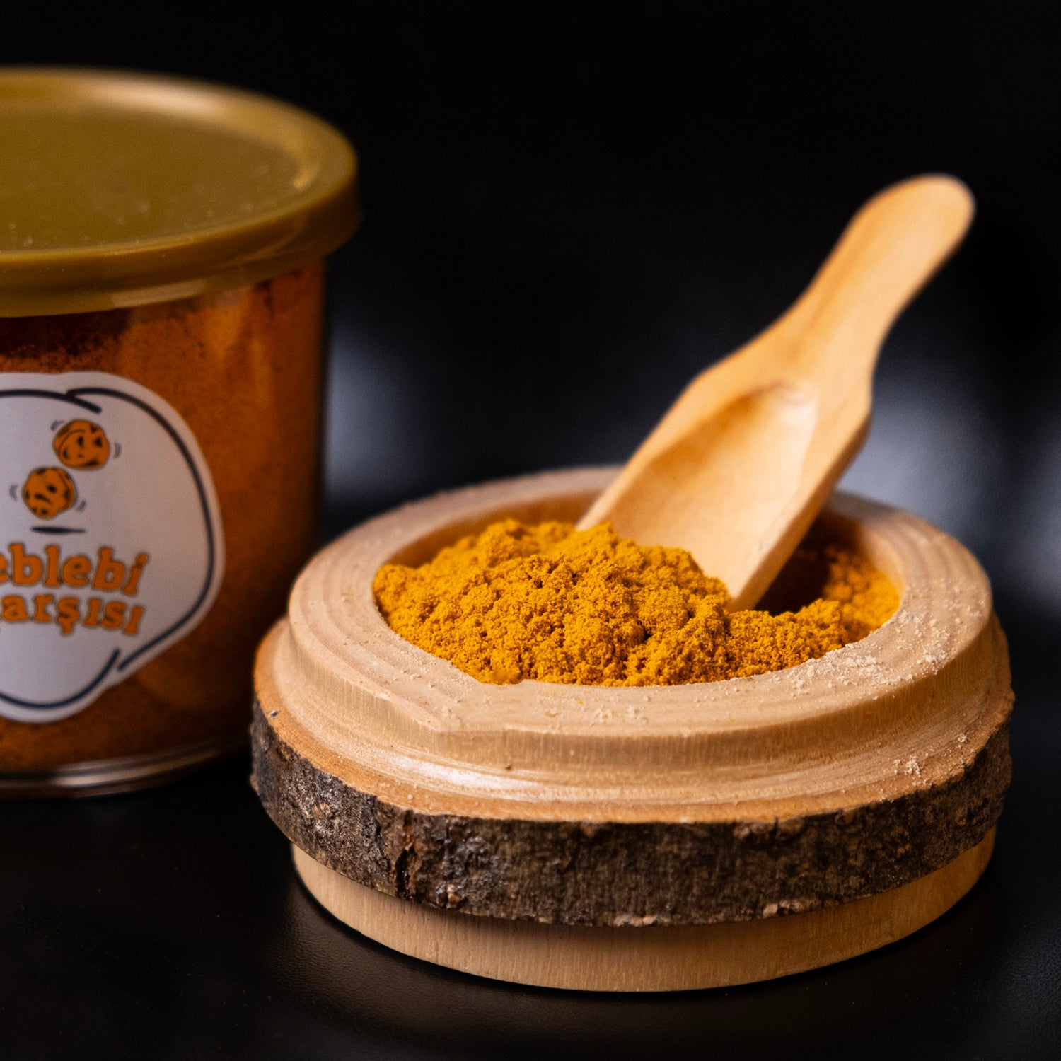 Doğal toz zerdeçal, kurkumin içeriği yüksek glütensiz baharat ürünü olarak sade zeminde sunulmuş.