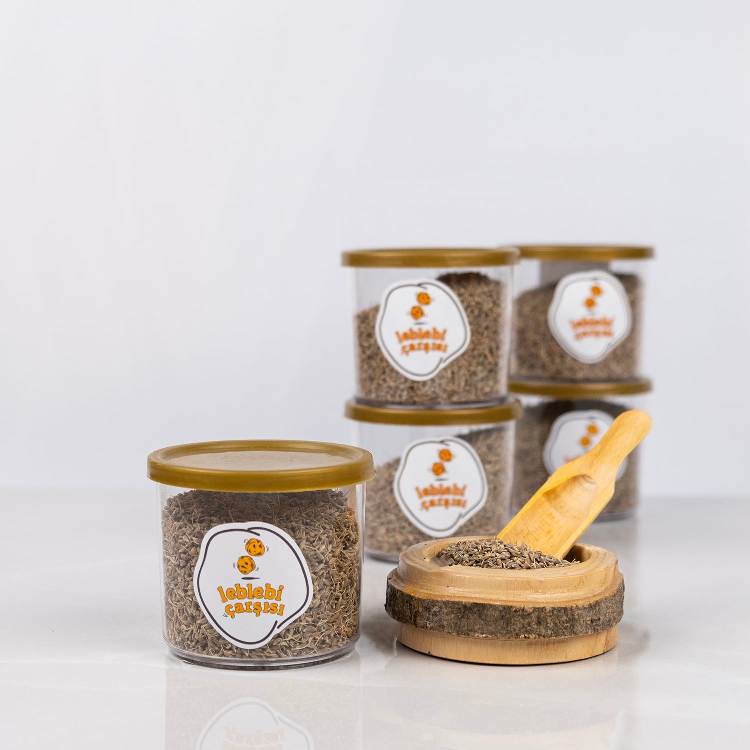 Doğal anason tohumu, katkısız ve aromatik baharat ürünü olarak beyaz zeminde sade şekilde sunulmuş.