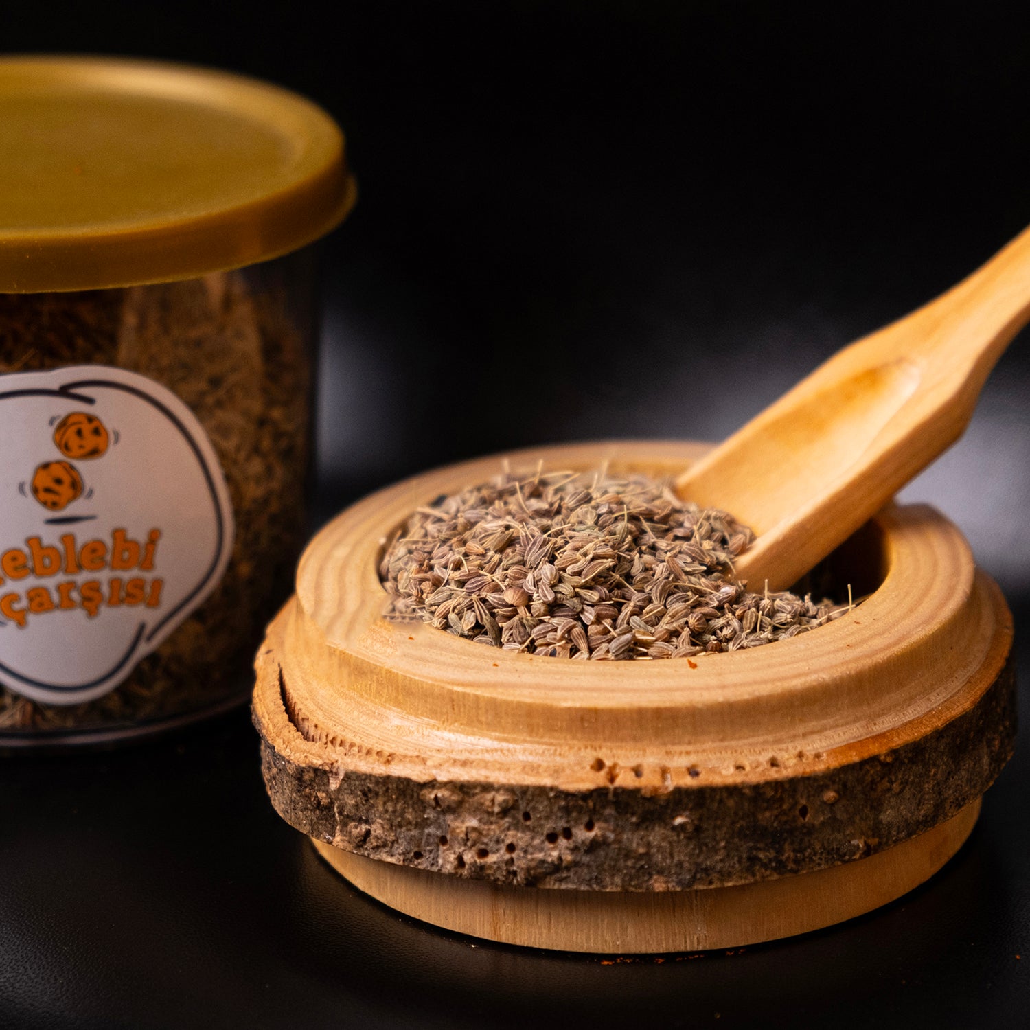 Doğal anason tohumu, katkısız ve aromatik baharat ürünü olarak beyaz zeminde sade şekilde sunulmuş.