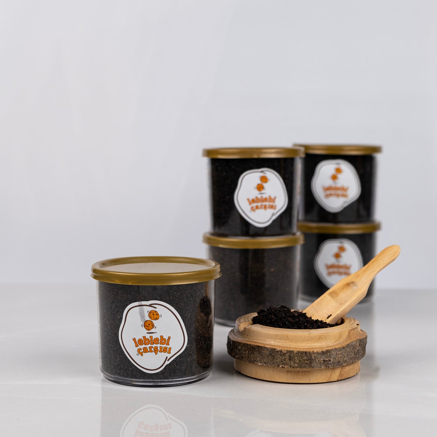 Doğal Urfa isotu, fermente edilmiş koyu renkli acı biber baharatı olarak sade zeminde sergilenmiş.