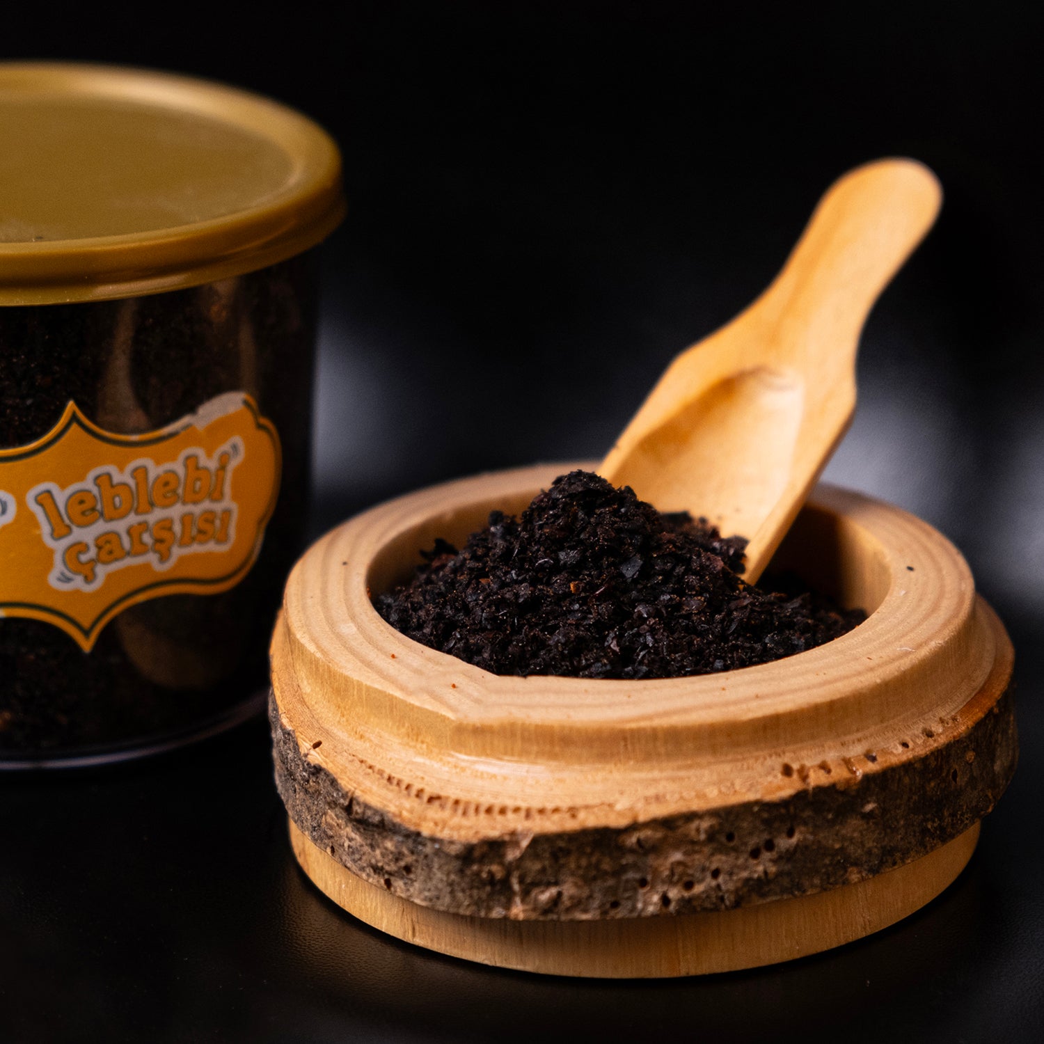 Doğal Urfa isotu, fermente edilmiş koyu renkli acı biber baharatı olarak sade zeminde sergilenmiş.