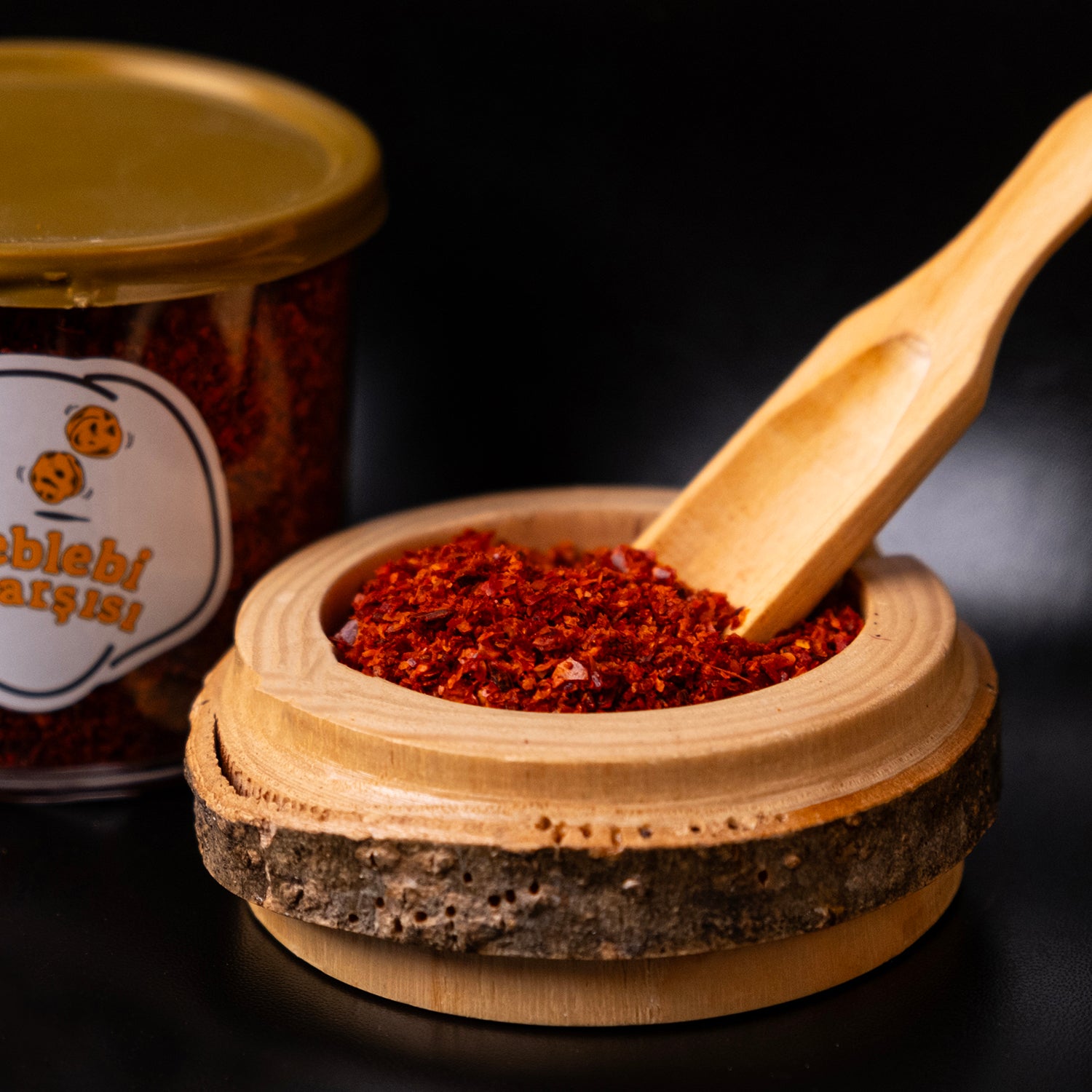 Doğal pul biber, katkısız ve yoğun kırmızı renkli acı baharat ürünü olarak sade zeminde sergilenmiş.