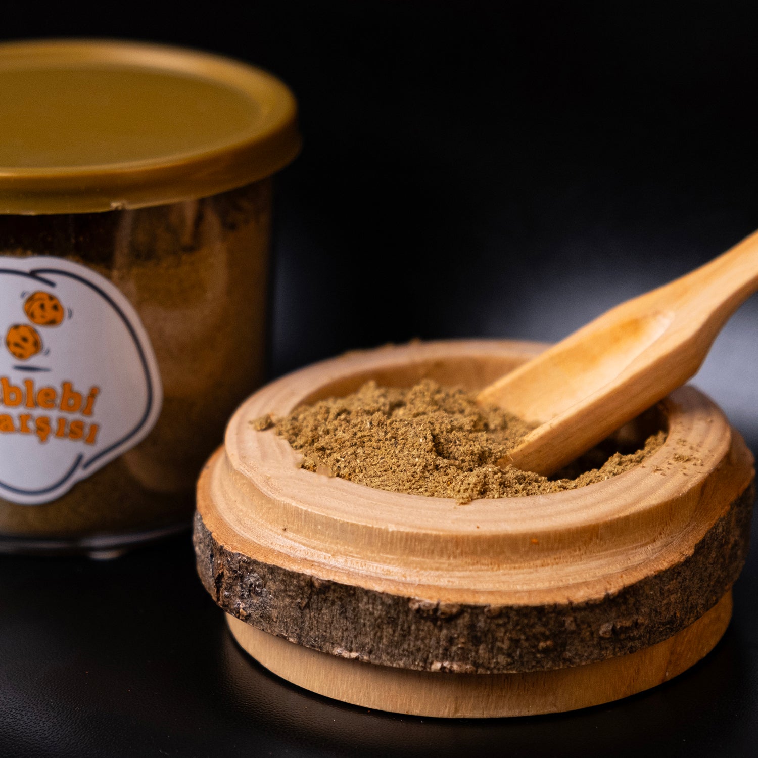 Doğal toz kimyon, taze öğütülmüş ve yoğun aromalı yemeklik baharat olarak sade zeminde sunulmuş.