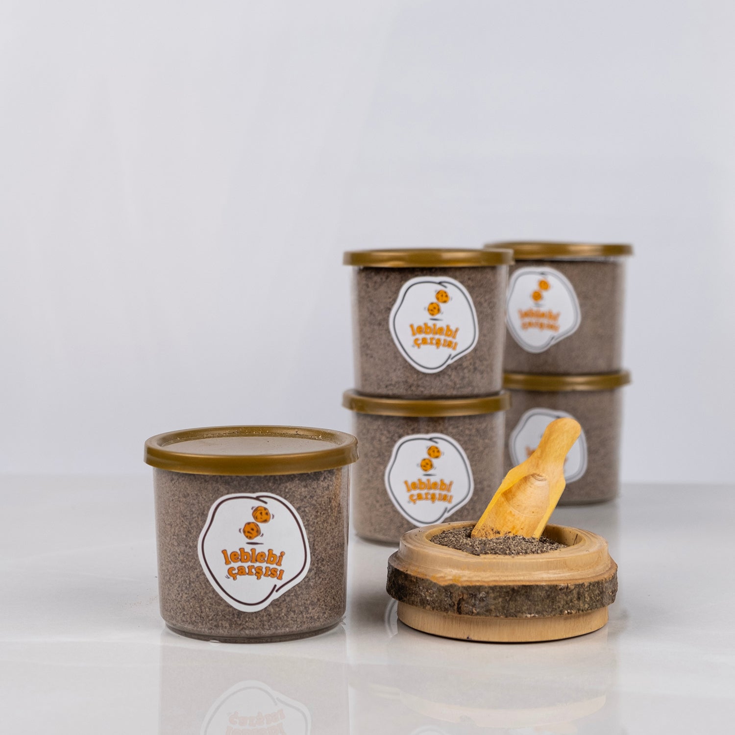 Doğal toz karabiber, taze öğütülmüş ve keskin aromalı baharat ürünü olarak sade zeminde sunulmuş.