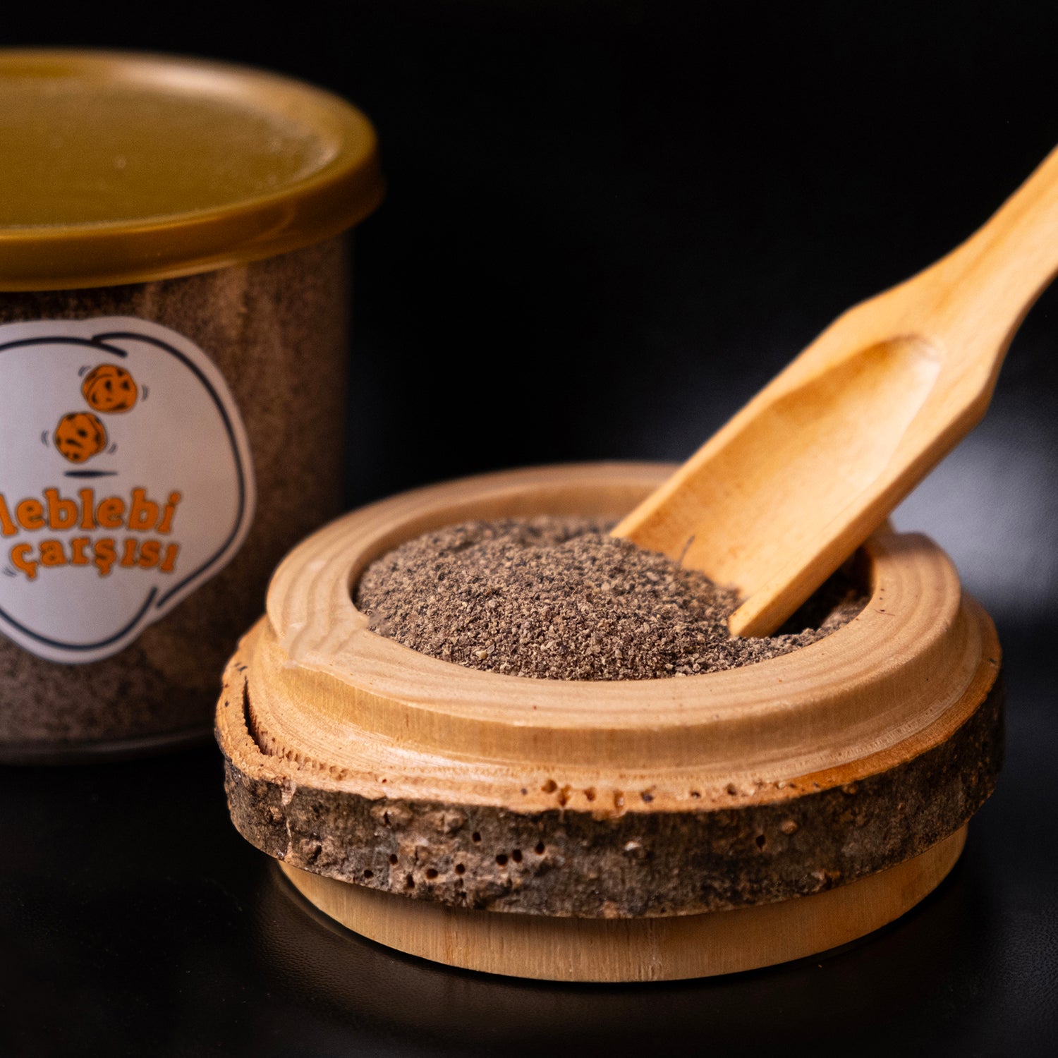 Doğal toz karabiber, taze öğütülmüş ve keskin aromalı baharat ürünü olarak sade zeminde sunulmuş.