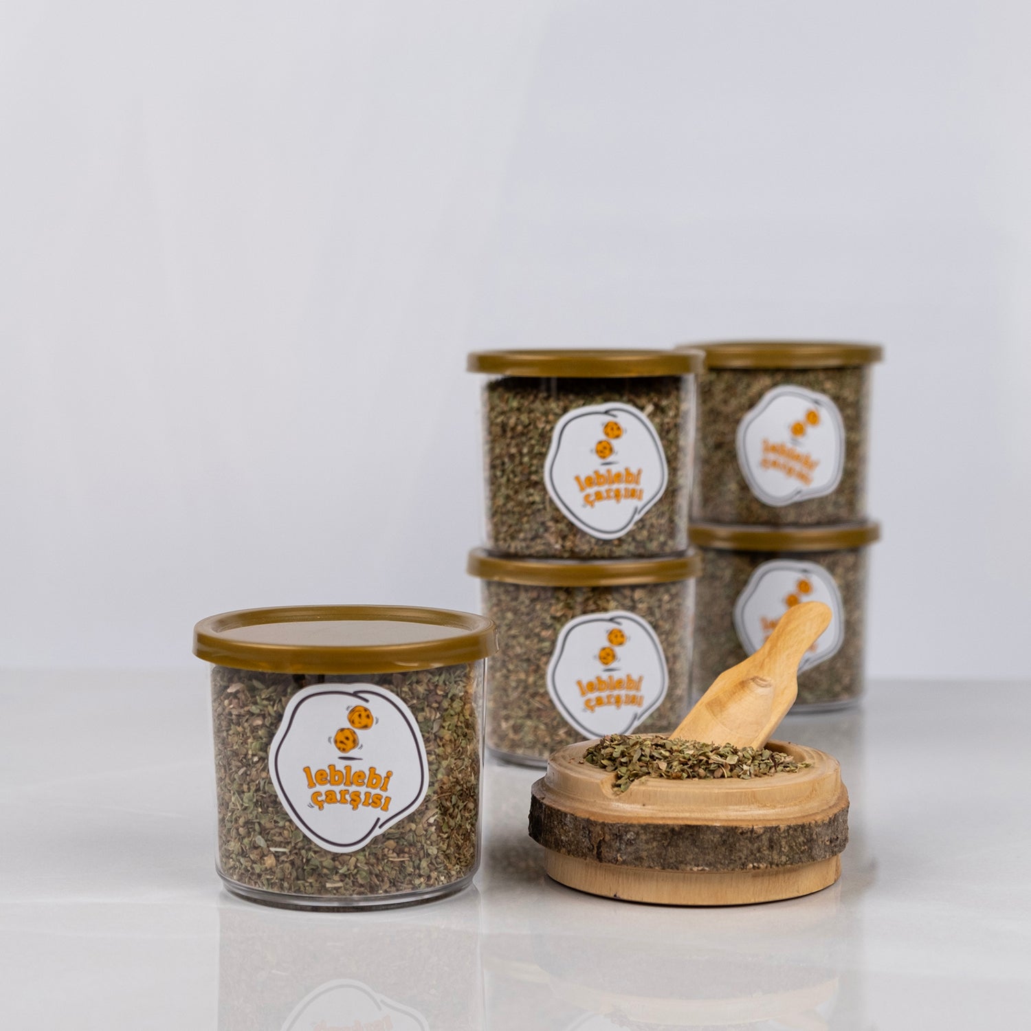 Doğal kurutulmuş kekik, yoğun aromalı ve katkısız baharat ürünü olarak sade zeminde sergilenmiş.