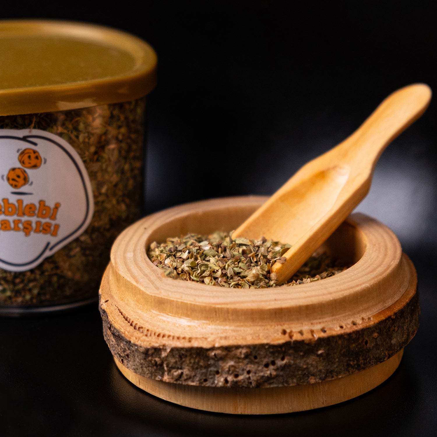 Doğal kurutulmuş kekik, yoğun aromalı ve katkısız baharat ürünü olarak sade zeminde sergilenmiş.