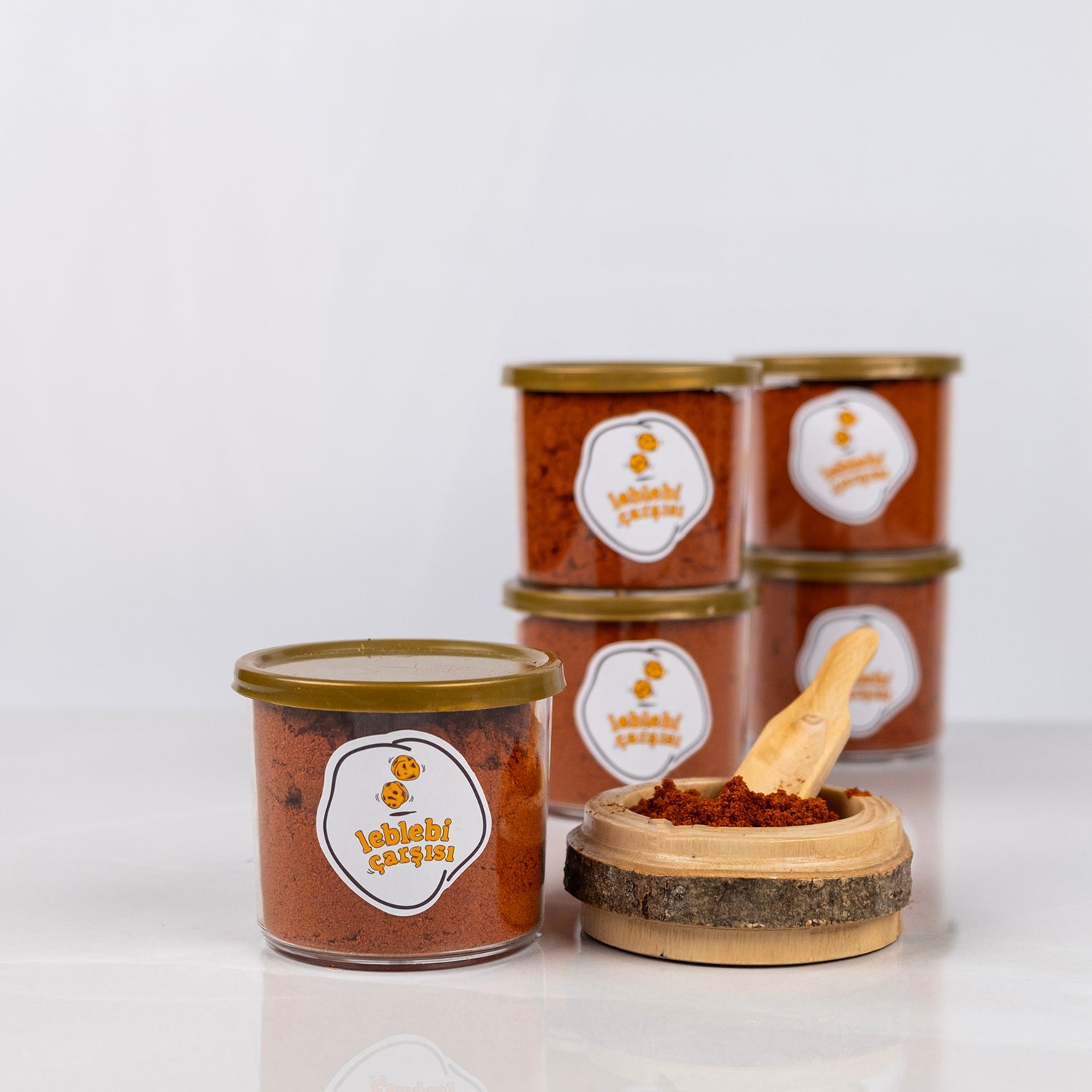 Doğal acı toz biber, katkısız ve yoğun renkli baharat ürünü olarak sade yüzeyde sergilenmiş.