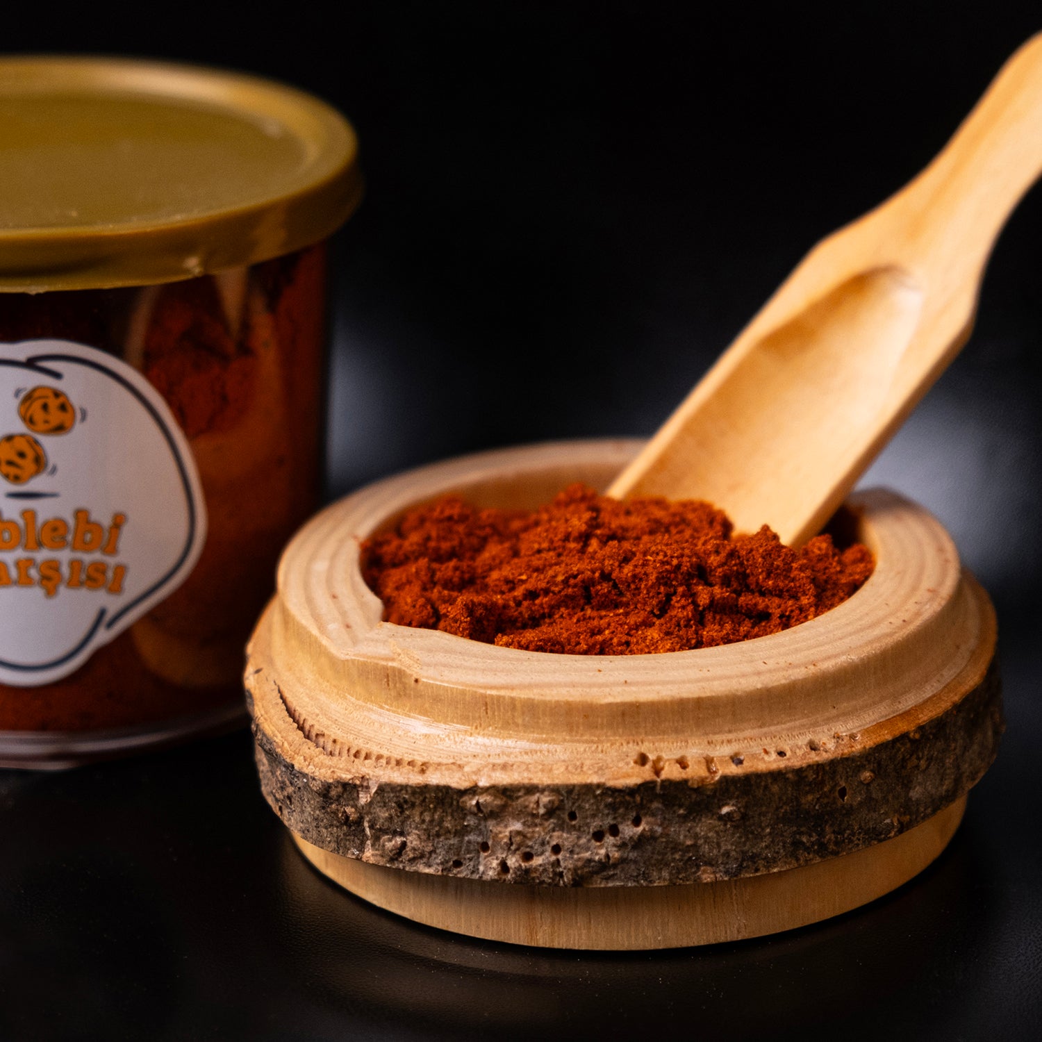 Doğal acı toz biber, katkısız ve yoğun renkli baharat ürünü olarak sade yüzeyde sergilenmiş.