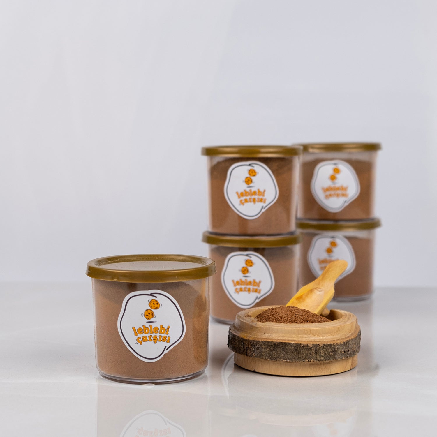 Yoğun aromalı doğal çubuk tarçın, katkısız baharat ürünü olarak sade zeminde kıvrımlı formda sergilenmiş.