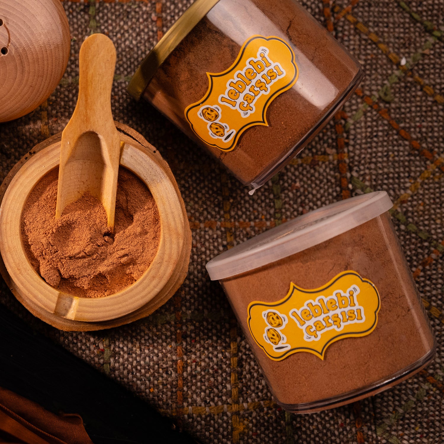 Yoğun aromalı doğal çubuk tarçın, katkısız baharat ürünü olarak sade zeminde kıvrımlı formda sergilenmiş.