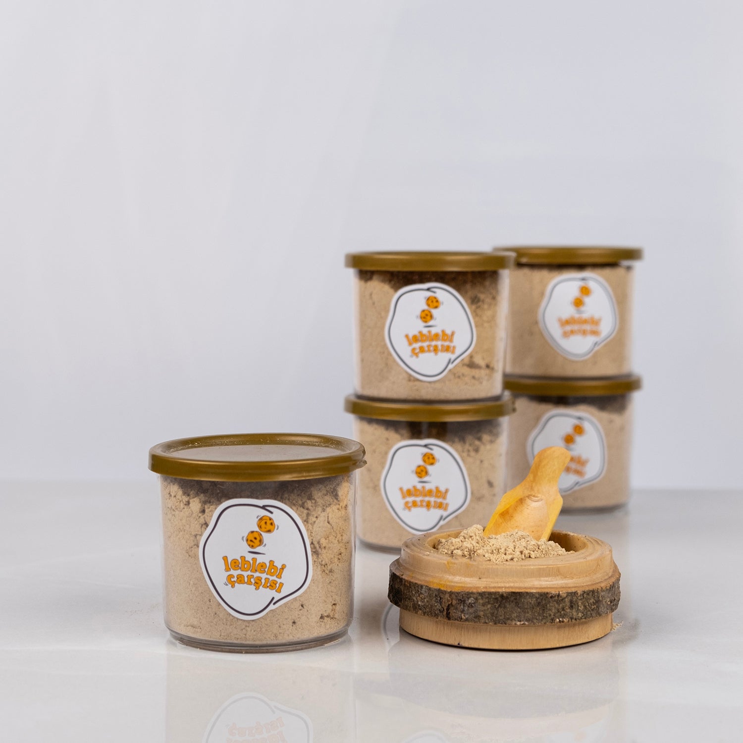 Doğal toz zencefil, katkısız ve taze öğütülmüş şifa amaçlı baharat ürünü olarak sade zeminde sunulmuş.