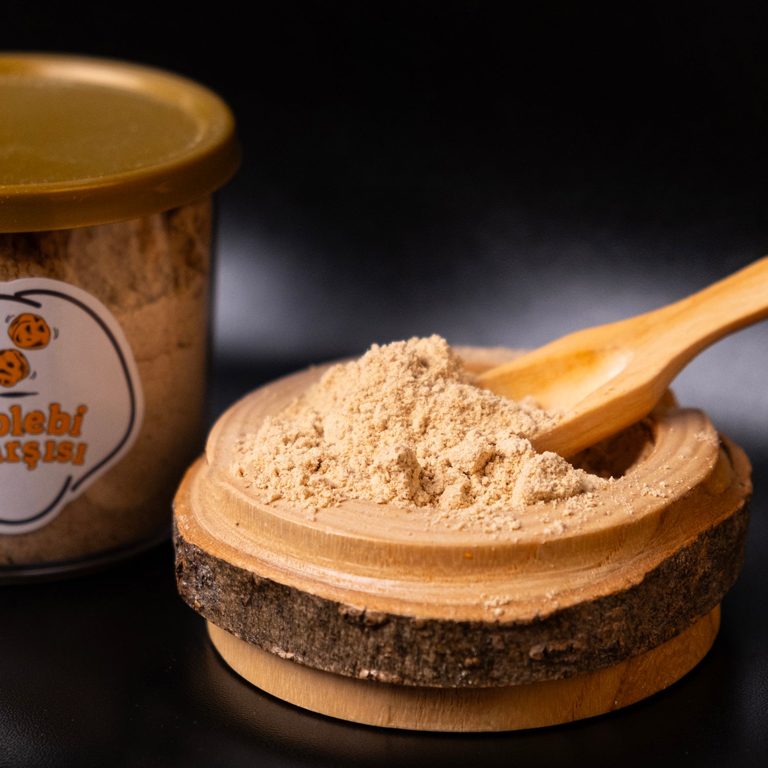 Doğal toz zencefil, katkısız ve taze öğütülmüş şifa amaçlı baharat ürünü olarak sade zeminde sunulmuş.