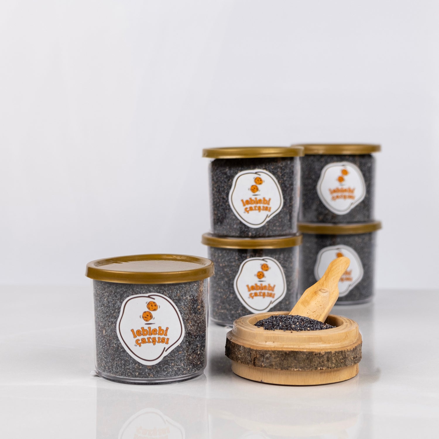 Doğal mavi haşhaş tohumu, katkısız ve tane formda kuruyemiş-baharat ürünü olarak sade zeminde sergilenmiş.