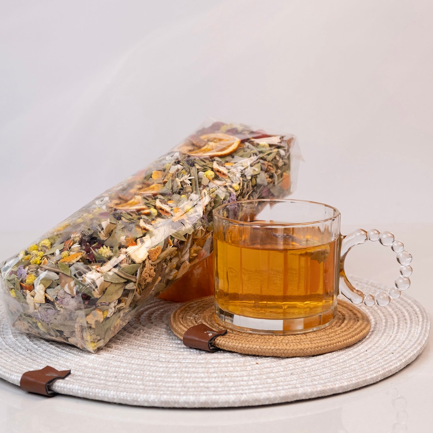 Kış çayı – ıhlamur, zencefil, tarçın ve bitki karışımı içeren bağışıklık destekleyici doğal bitki çayı ürünü