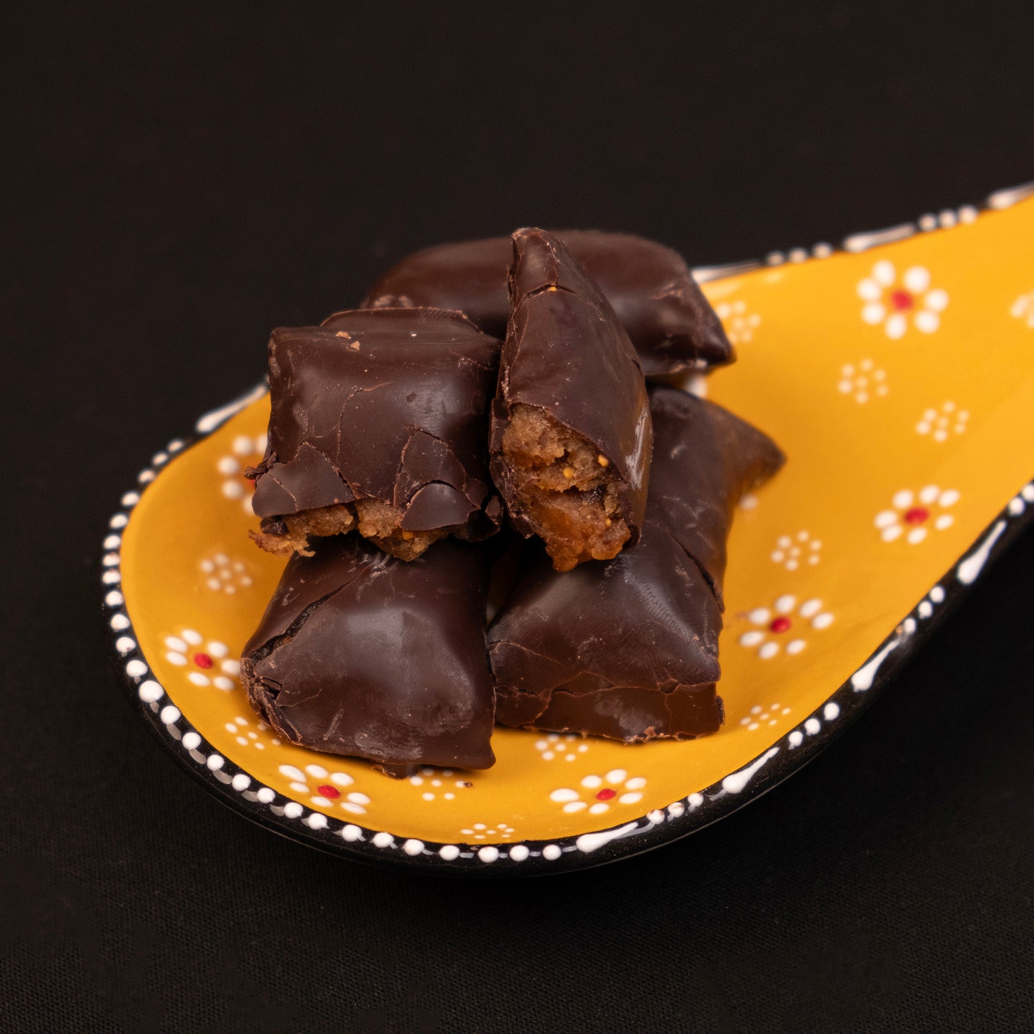 Sütlü çikolatayla kaplanmış kuru incir – doğal meyve ve tatlı birleşimi