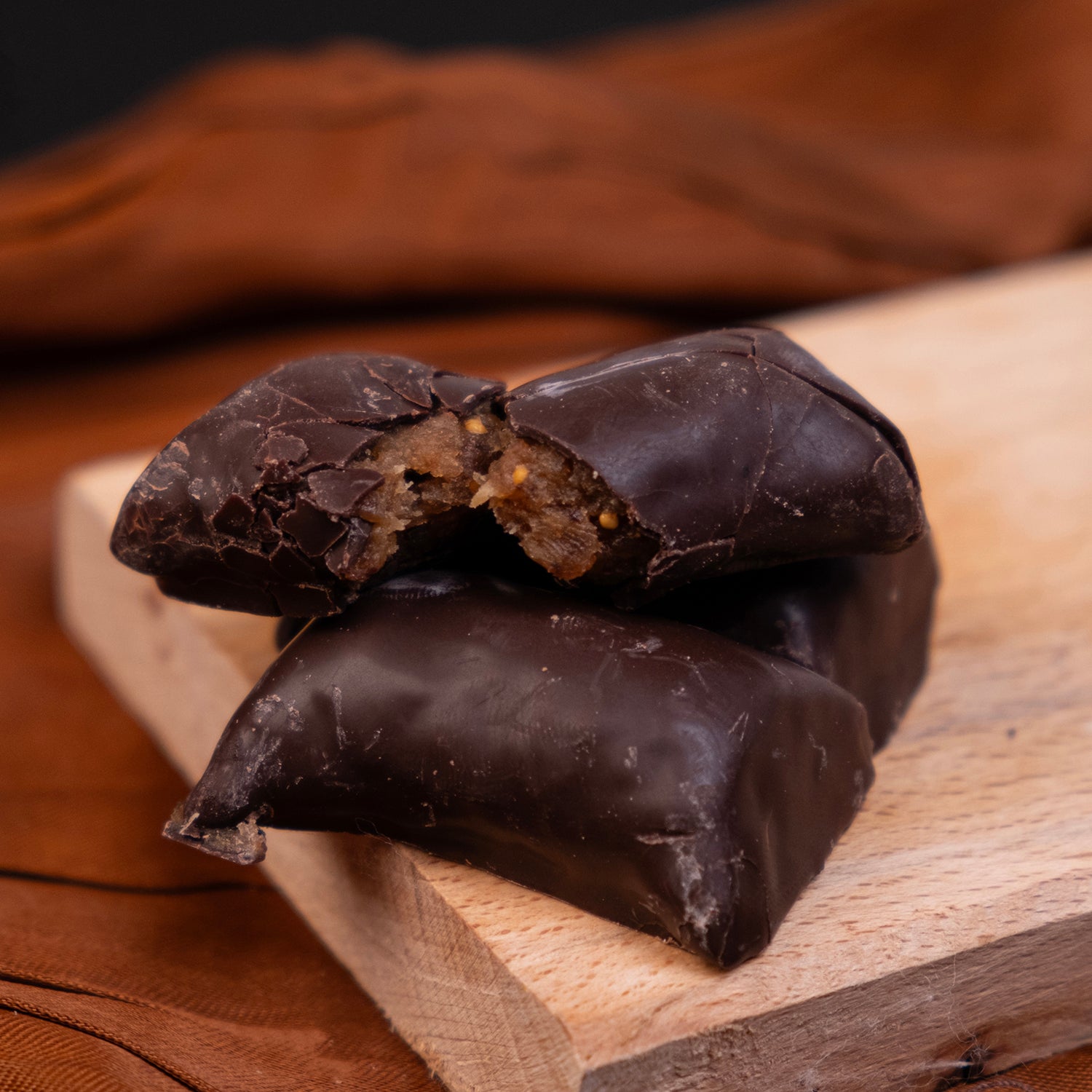 Sütlü çikolatayla kaplanmış kuru incir – doğal meyve ve tatlı birleşimi