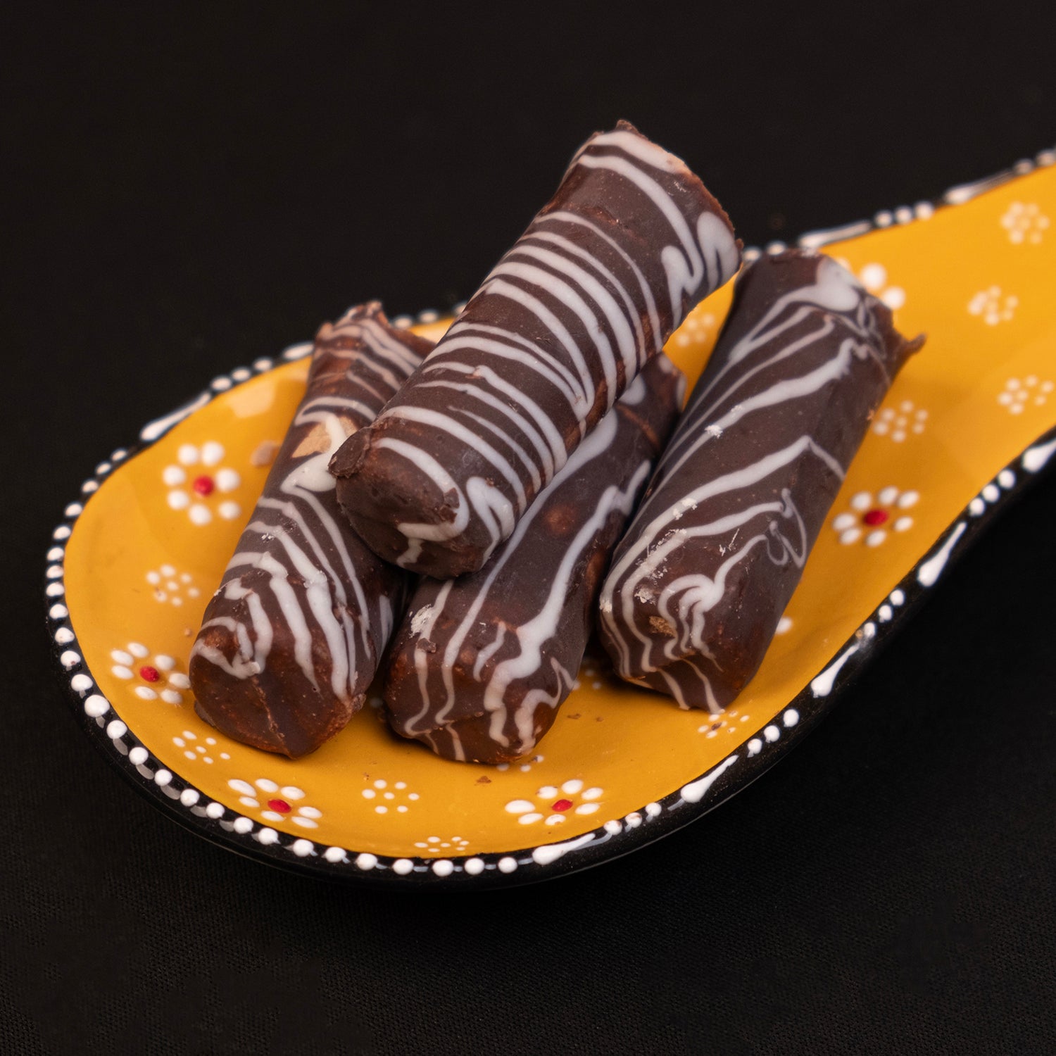 Çikolatalı Konya sarması – yumuşak irmik hamuru ve yoğun çikolata dolgulu geleneksel tatlı