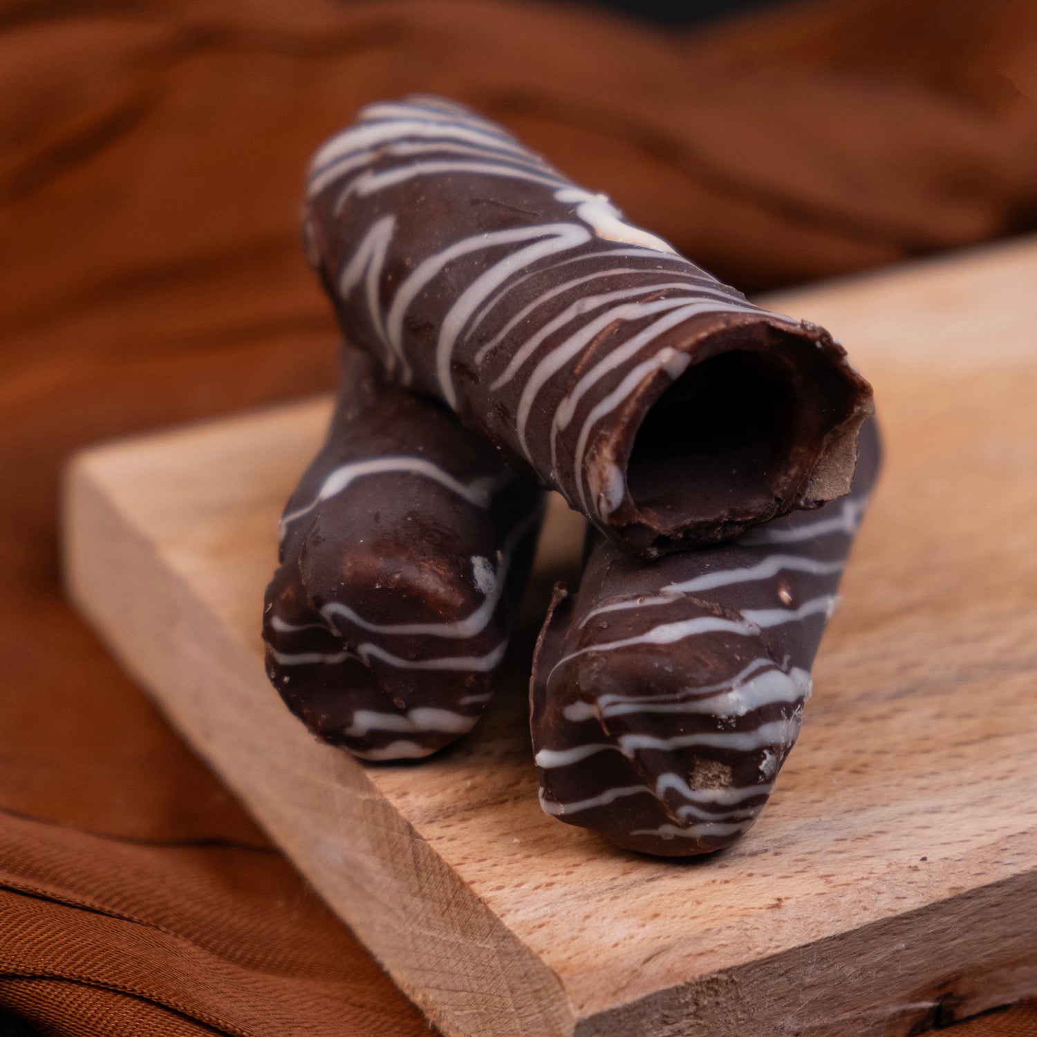 Çikolatalı Konya sarması – yumuşak irmik hamuru ve yoğun çikolata dolgulu geleneksel tatlı