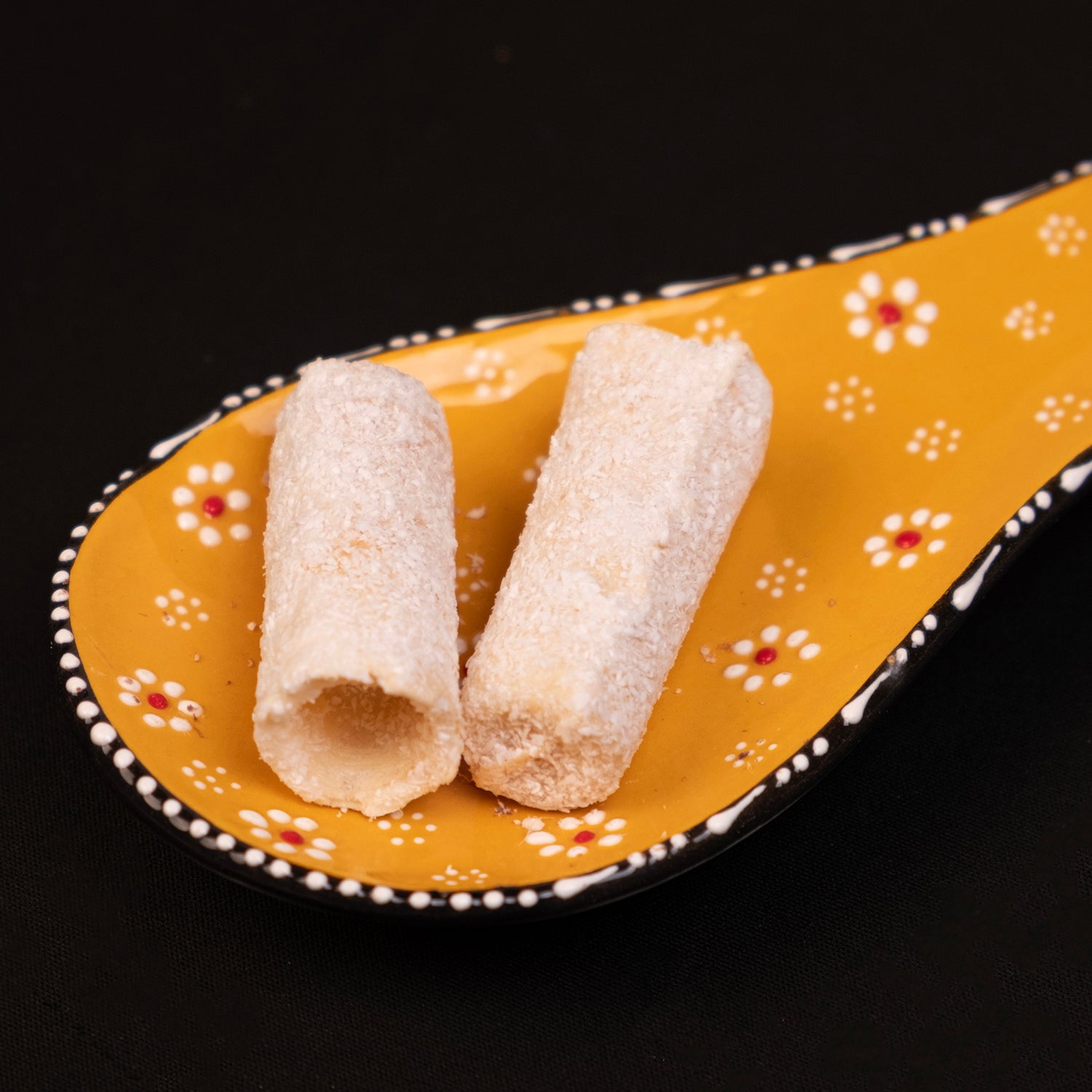 Hindistan cevizli Konya sarması – irmikli sütlü tatlı, hindistan cevizi kaplamalı geleneksel lezzet