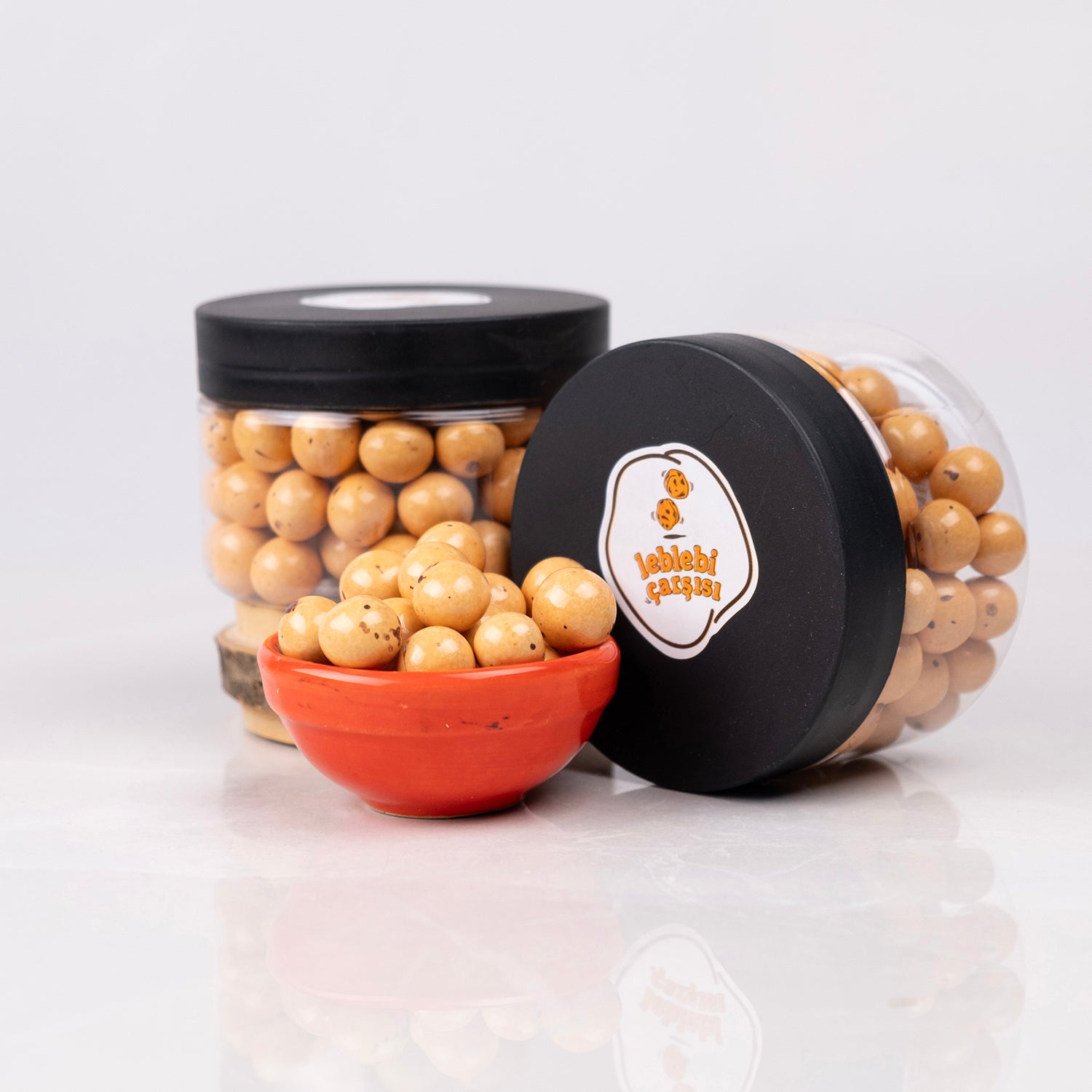 Sütlü çikolata ve kahve aromasıyla kaplanmış çıtır leblebiler – tatlı ve aromatik draje atıştırmalık