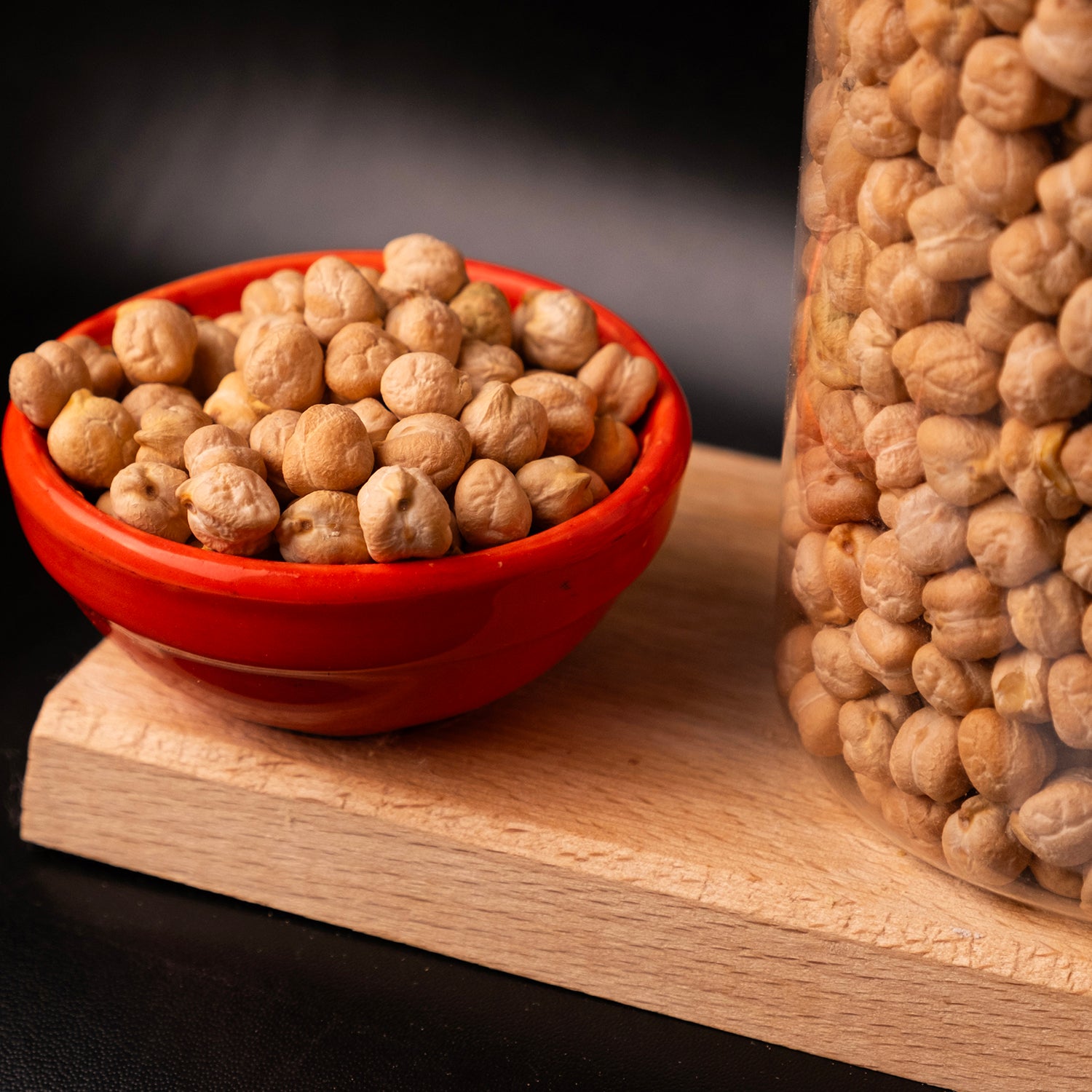 Tane tane yerli kuru nohut – protein ve lif açısından zengin doğal bakliyat ürünü