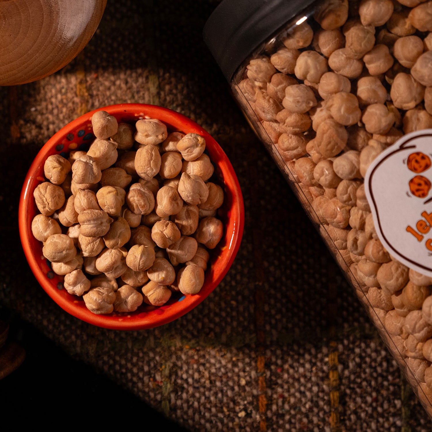 Tane tane yerli kuru nohut – protein ve lif açısından zengin doğal bakliyat ürünü