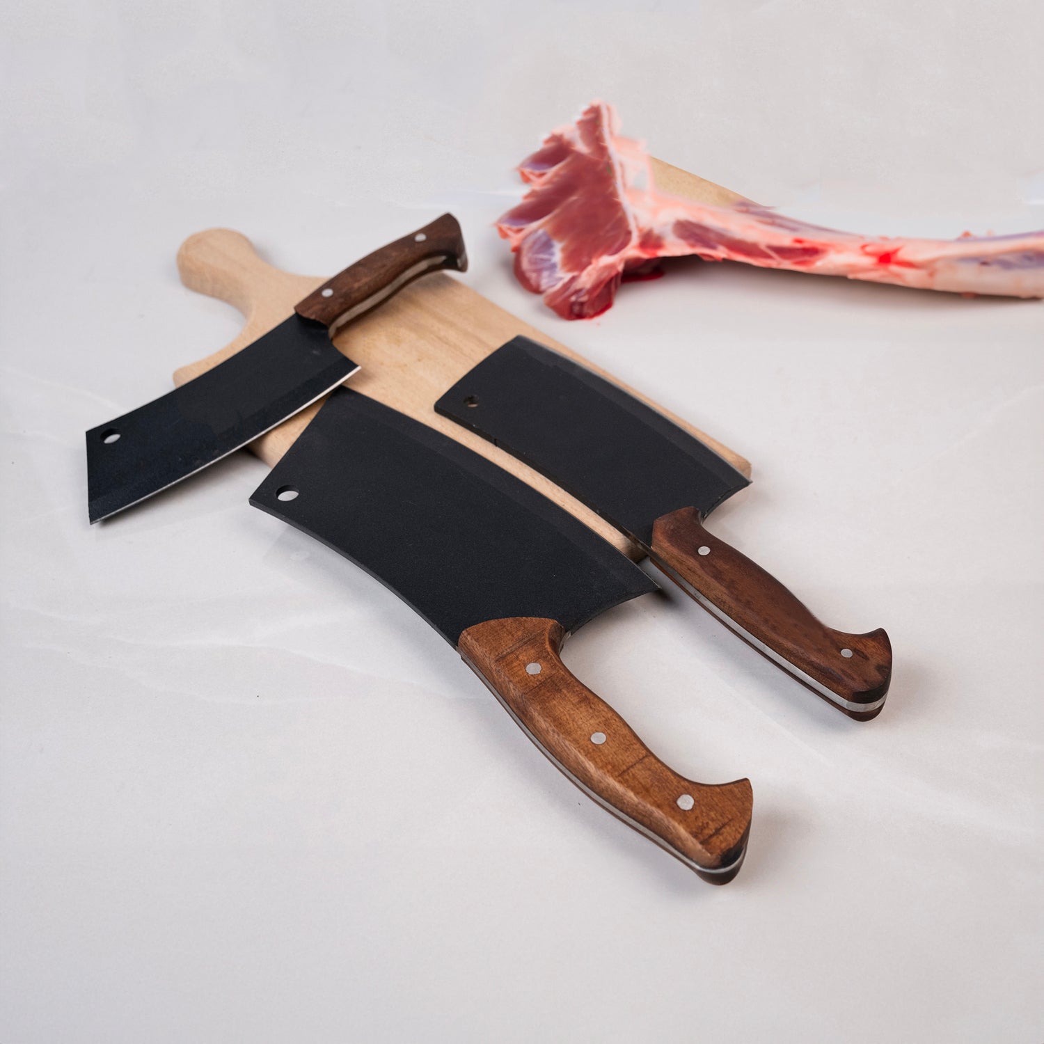 Karbon çelikten üretilmiş, ahşap saplı Sertel satır – profesyonel et parçalama bıçağı