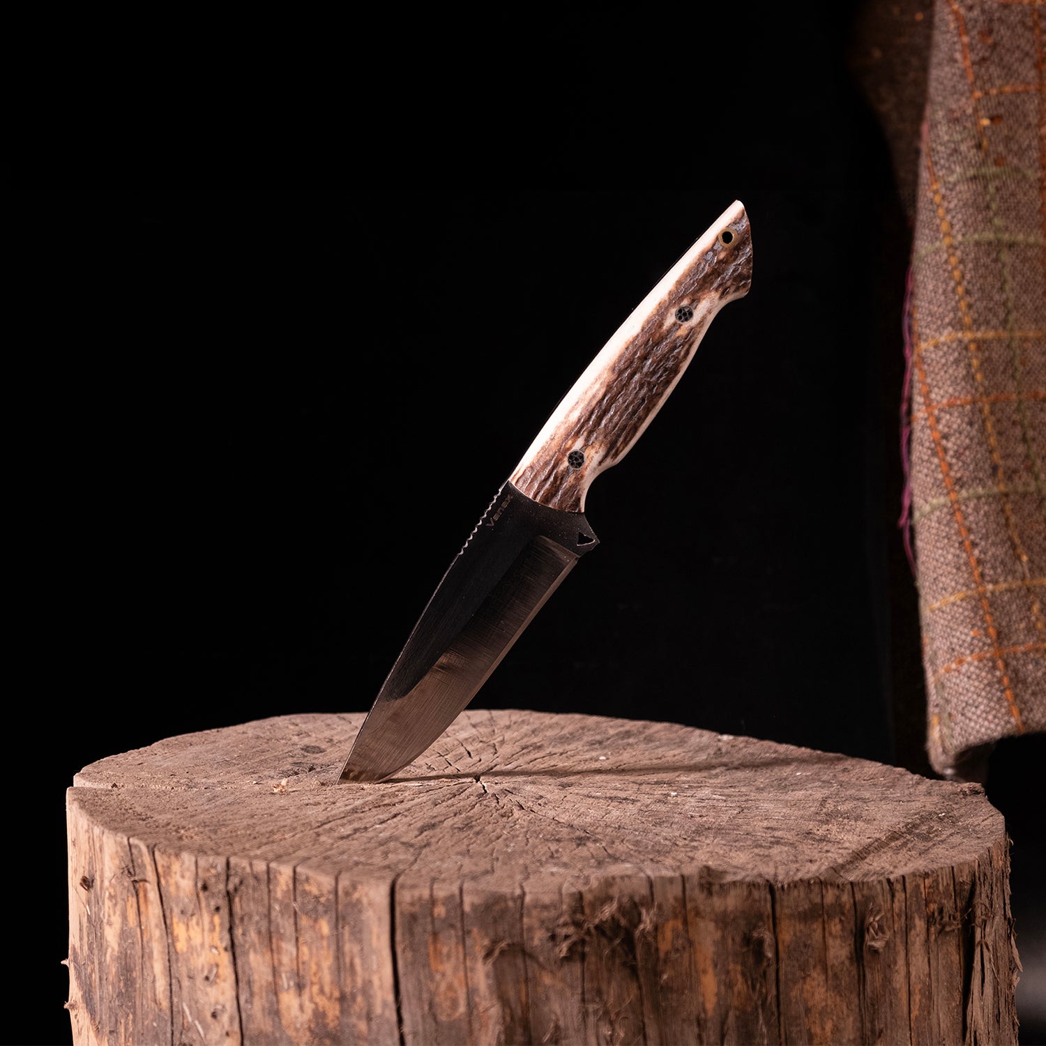 Vanax çelikten üretilmiş geyik boynuzu saplı Zerra av bıçağı – koleksiyonluk ve saha kullanımı için ideal