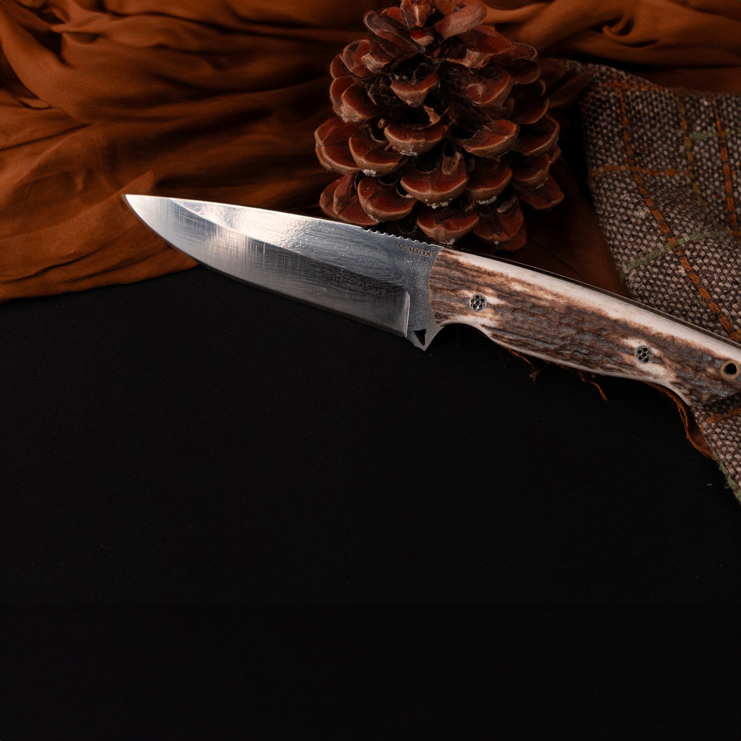 Vanax çelikten üretilmiş geyik boynuzu saplı Zerra av bıçağı – koleksiyonluk ve saha kullanımı için ideal