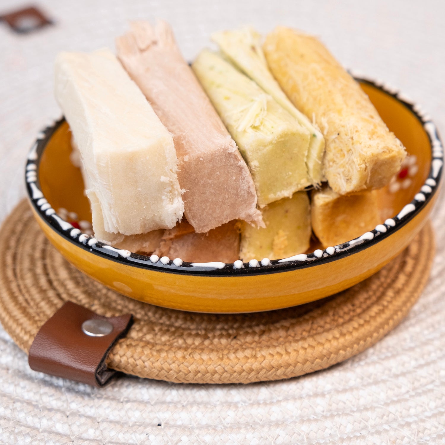 Karışık met helvası – sade, kakaolu ve fıstıklı çeşitleri içeren geleneksel tel helva