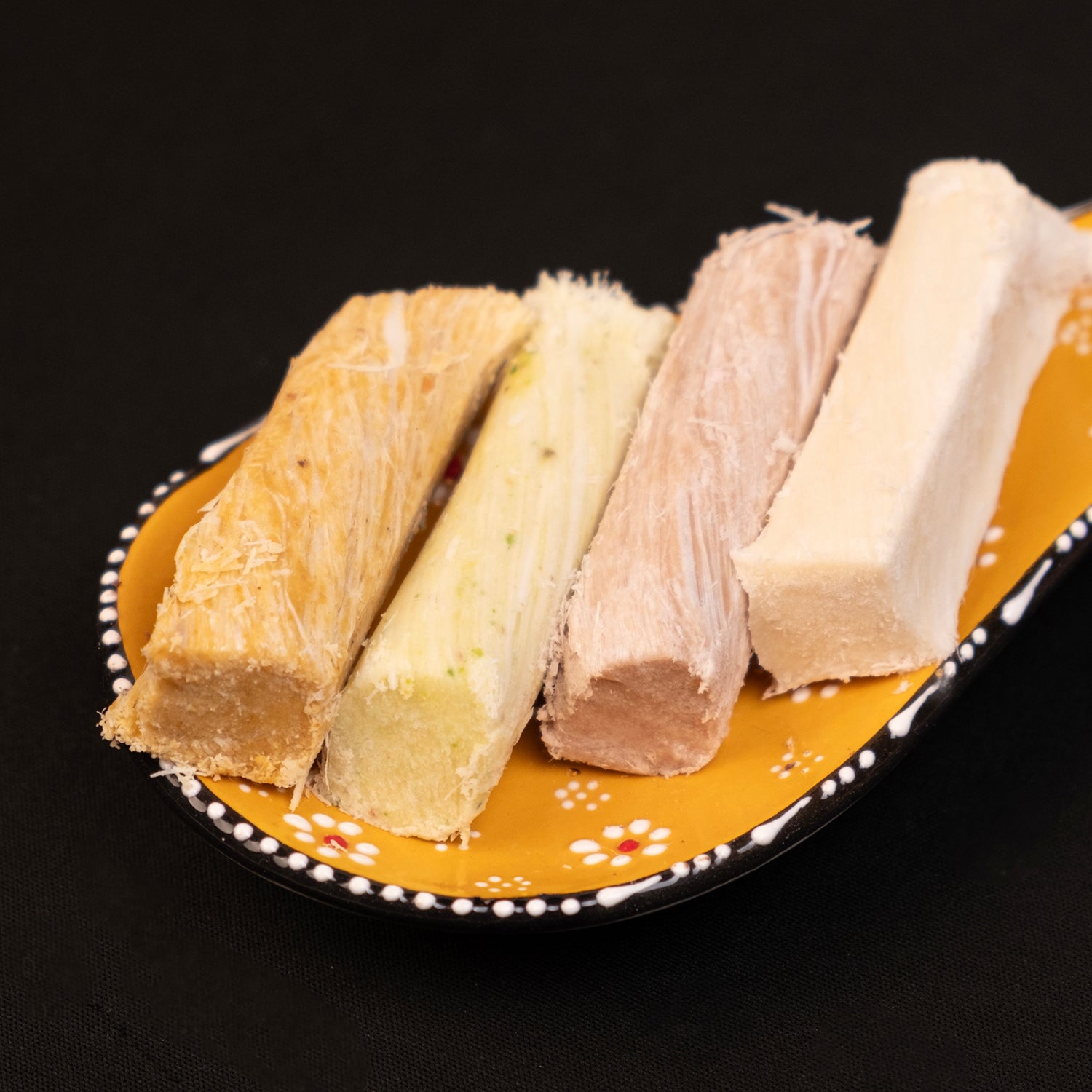 Karışık met helvası – sade, kakaolu ve fıstıklı çeşitleri içeren geleneksel tel helva