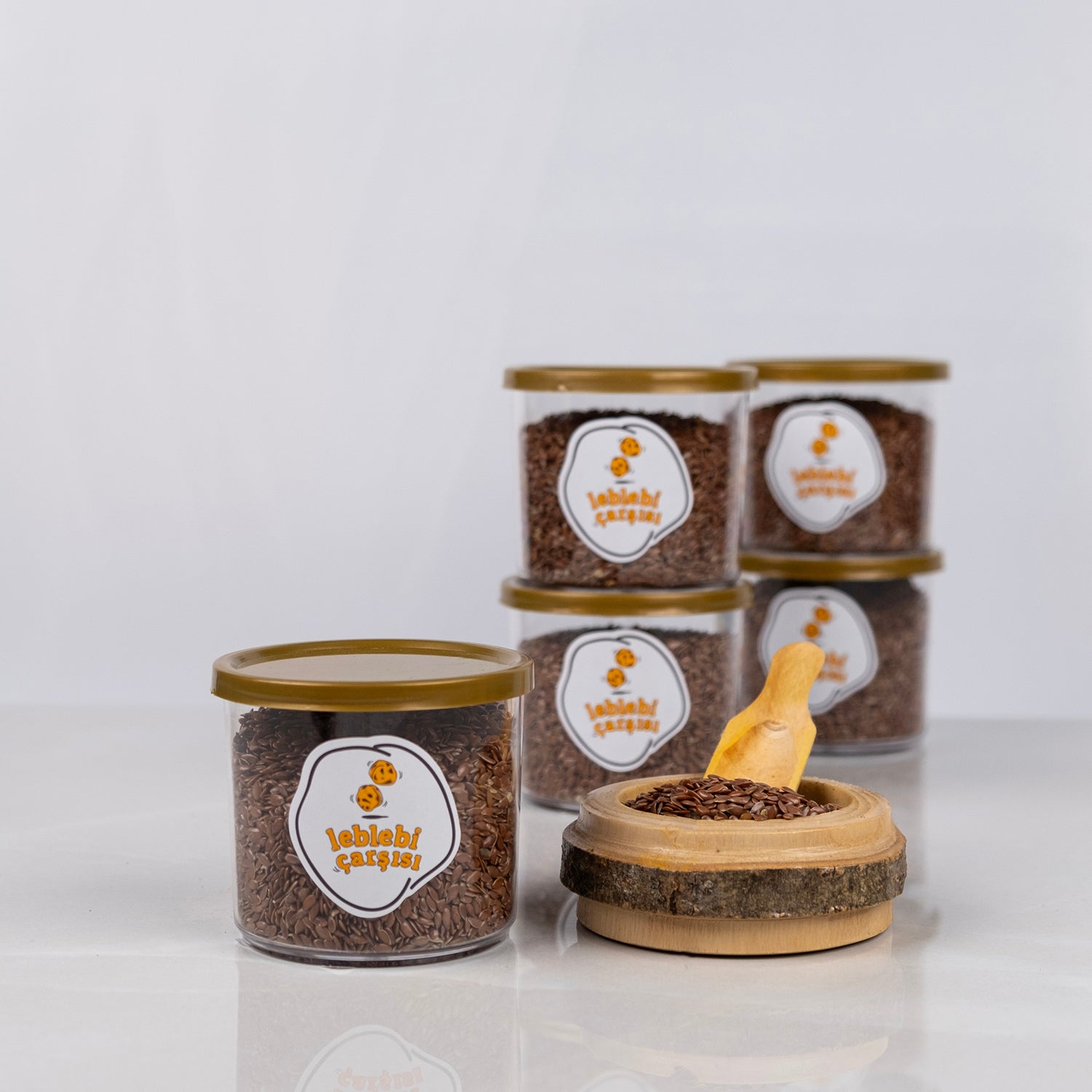 İri taneli doğal keten tohumu, katkısız ve kabuksuz haliyle sade zeminde sergilenmiş süper besin ürünü.