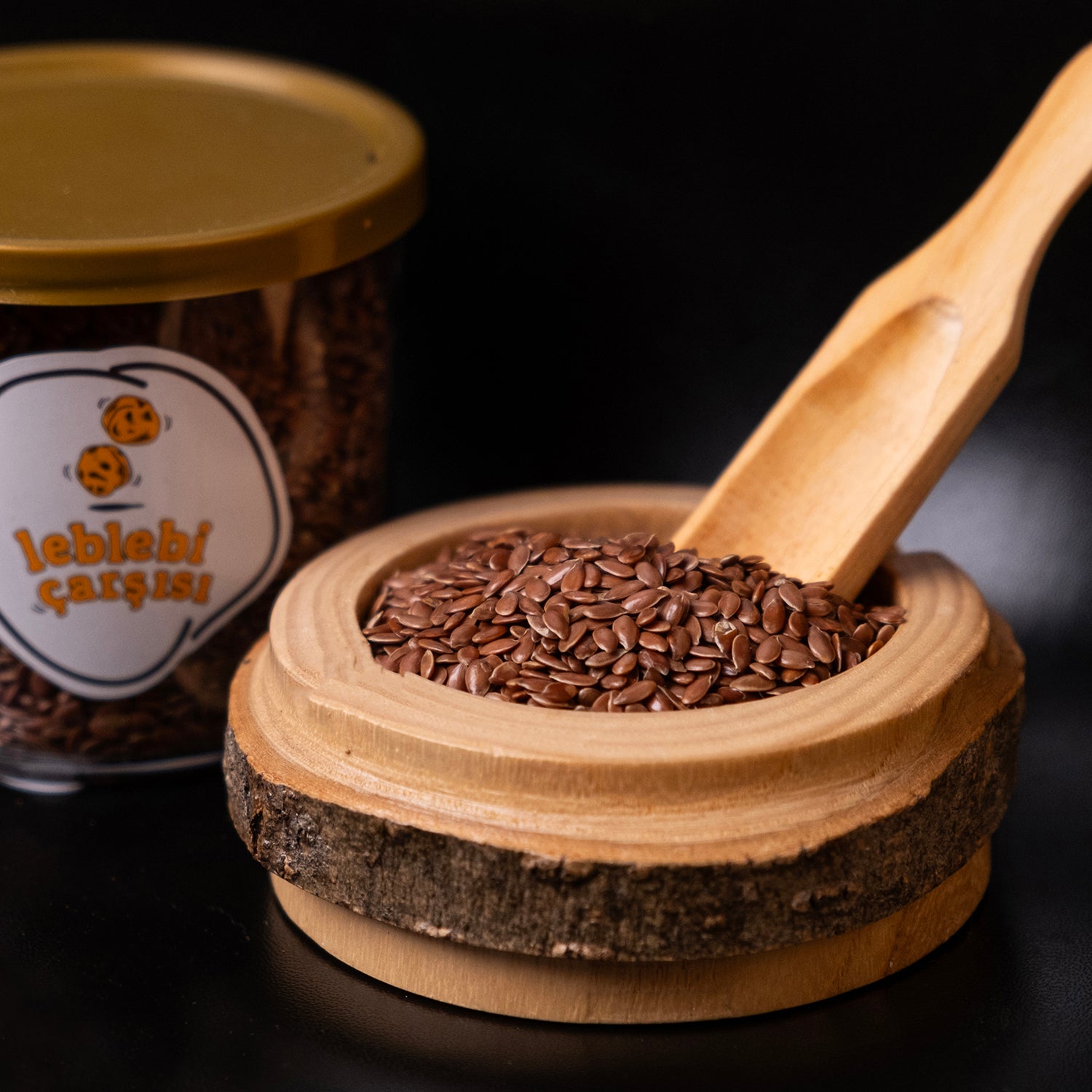 İri taneli doğal keten tohumu, katkısız ve kabuksuz haliyle sade zeminde sergilenmiş süper besin ürünü.