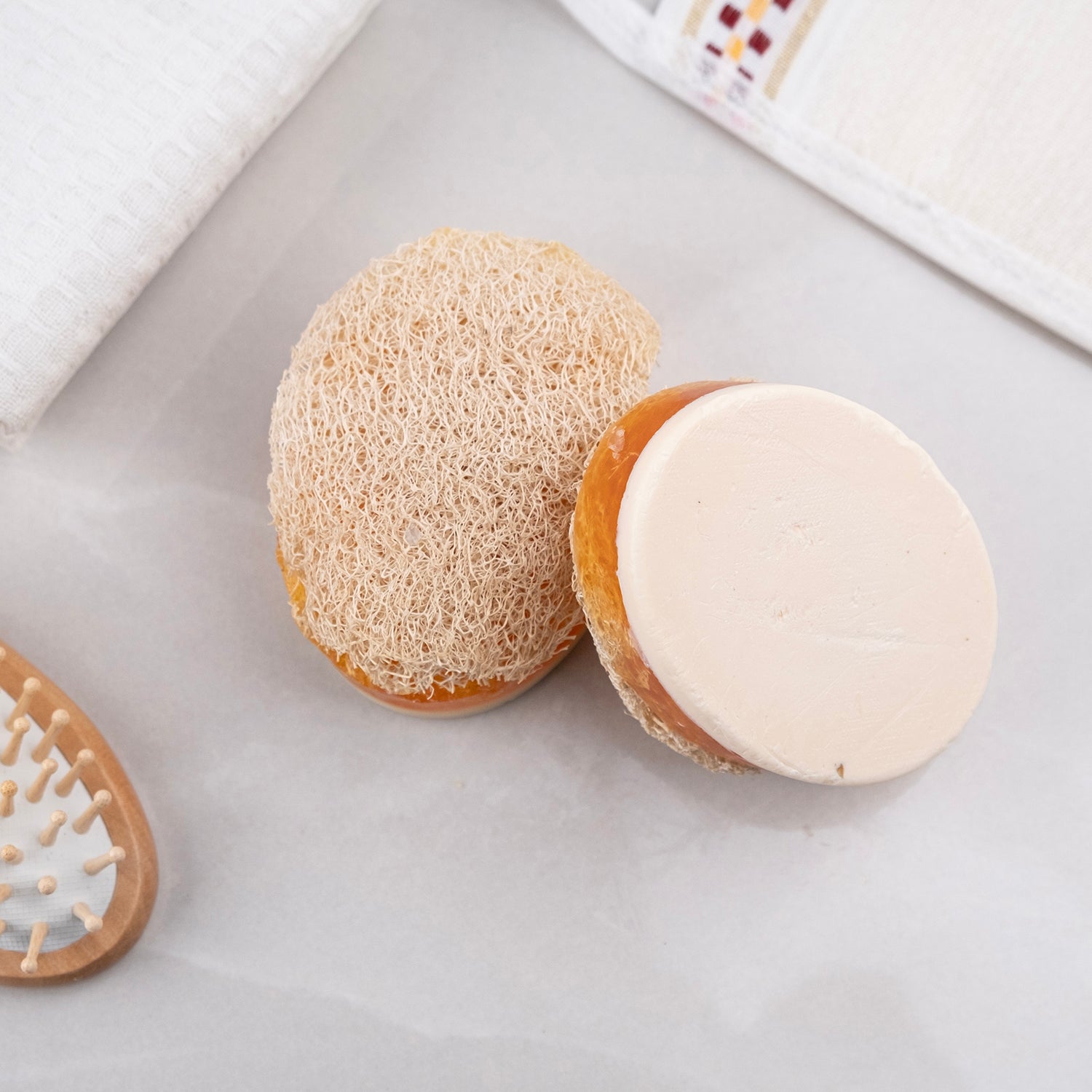 Kabak lifi, keçi sütü ve bal içeren doğal sabun – peeling etkili, nemlendirici ve yumuşatıcı bitkisel bakım ürünü