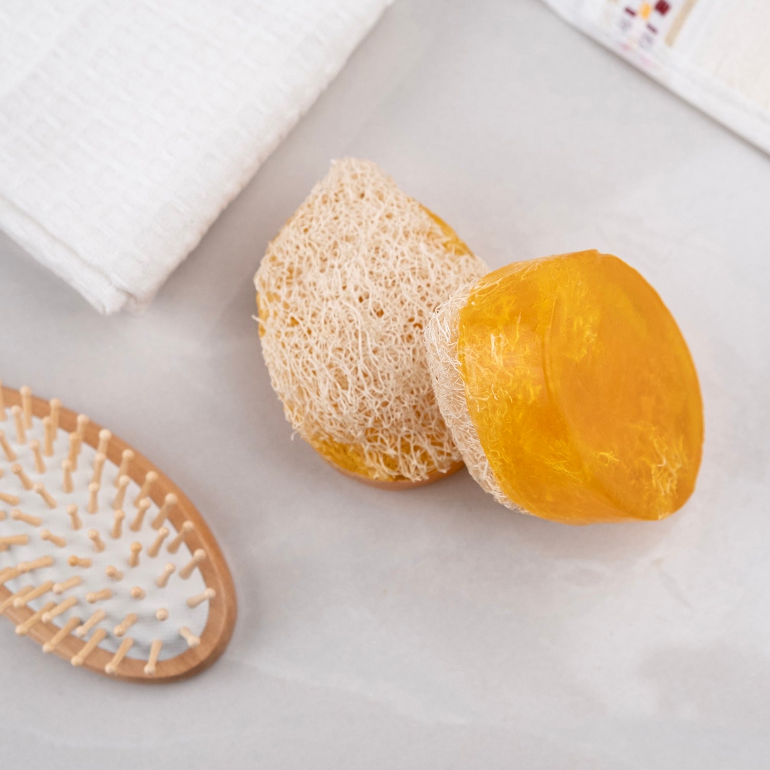 Bıttım yağı ve kabak lifi içeren doğal sabun – saç dökülmesine karşı etkili, peeling etkili ve bitkisel bakım ürünü