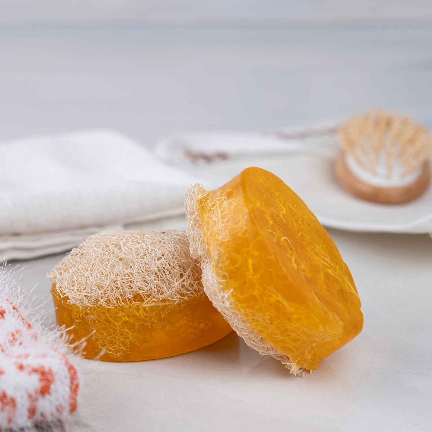 Bıttım yağı ve kabak lifi içeren doğal sabun – saç dökülmesine karşı etkili, peeling etkili ve bitkisel bakım ürünü