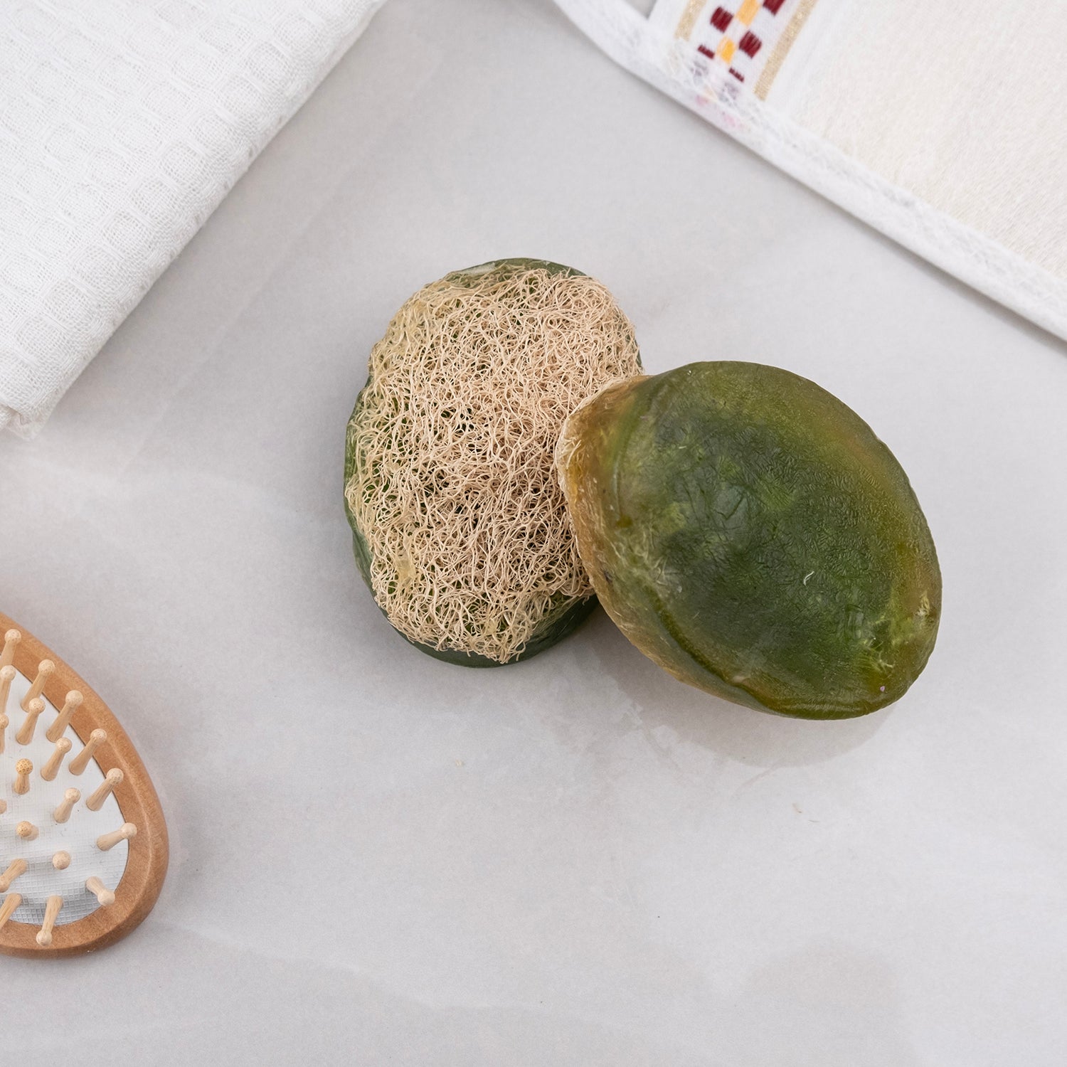 Defne yağı ve kabak lifi içeren doğal sabun – antiseptik etkili, peeling yapan ve cilt arındırıcı bitkisel bakım ürünü