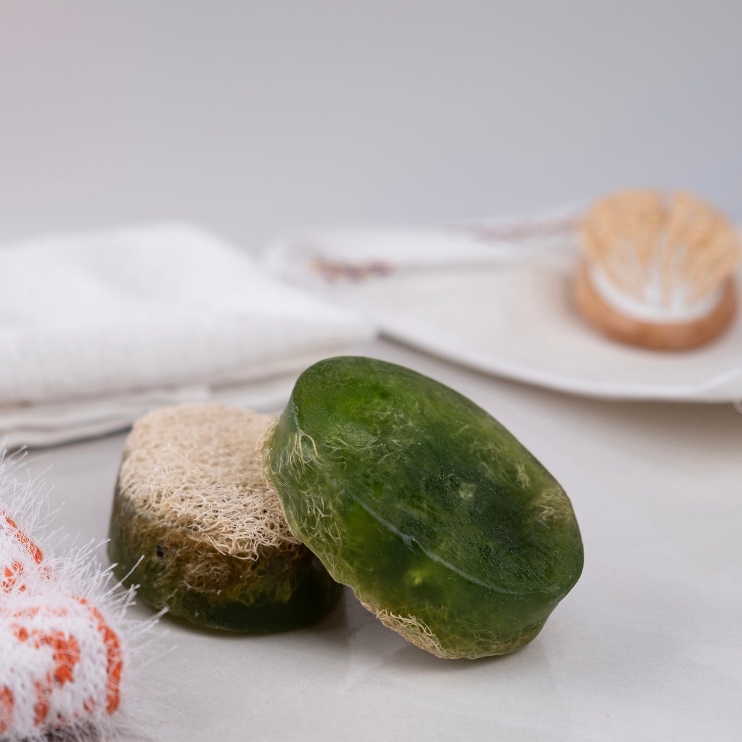 Defne yağı ve kabak lifi içeren doğal sabun – antiseptik etkili, peeling yapan ve cilt arındırıcı bitkisel bakım ürünü