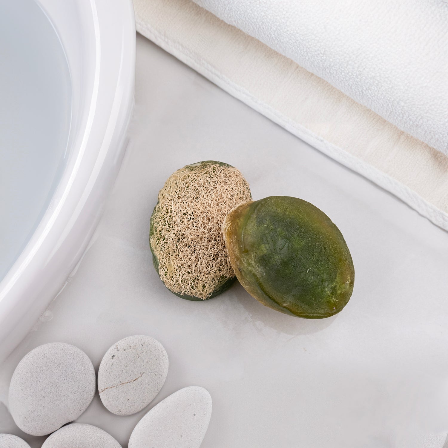 Defne yağı ve kabak lifi içeren doğal sabun – antiseptik etkili, peeling yapan ve cilt arındırıcı bitkisel bakım ürünü