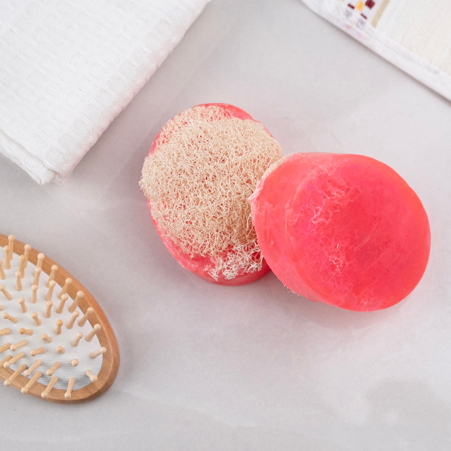 Gül özlü ve kabak lifli doğal sabun – peeling etkili, ferahlatıcı ve cilt yenileyici bitkisel bakım ürünü