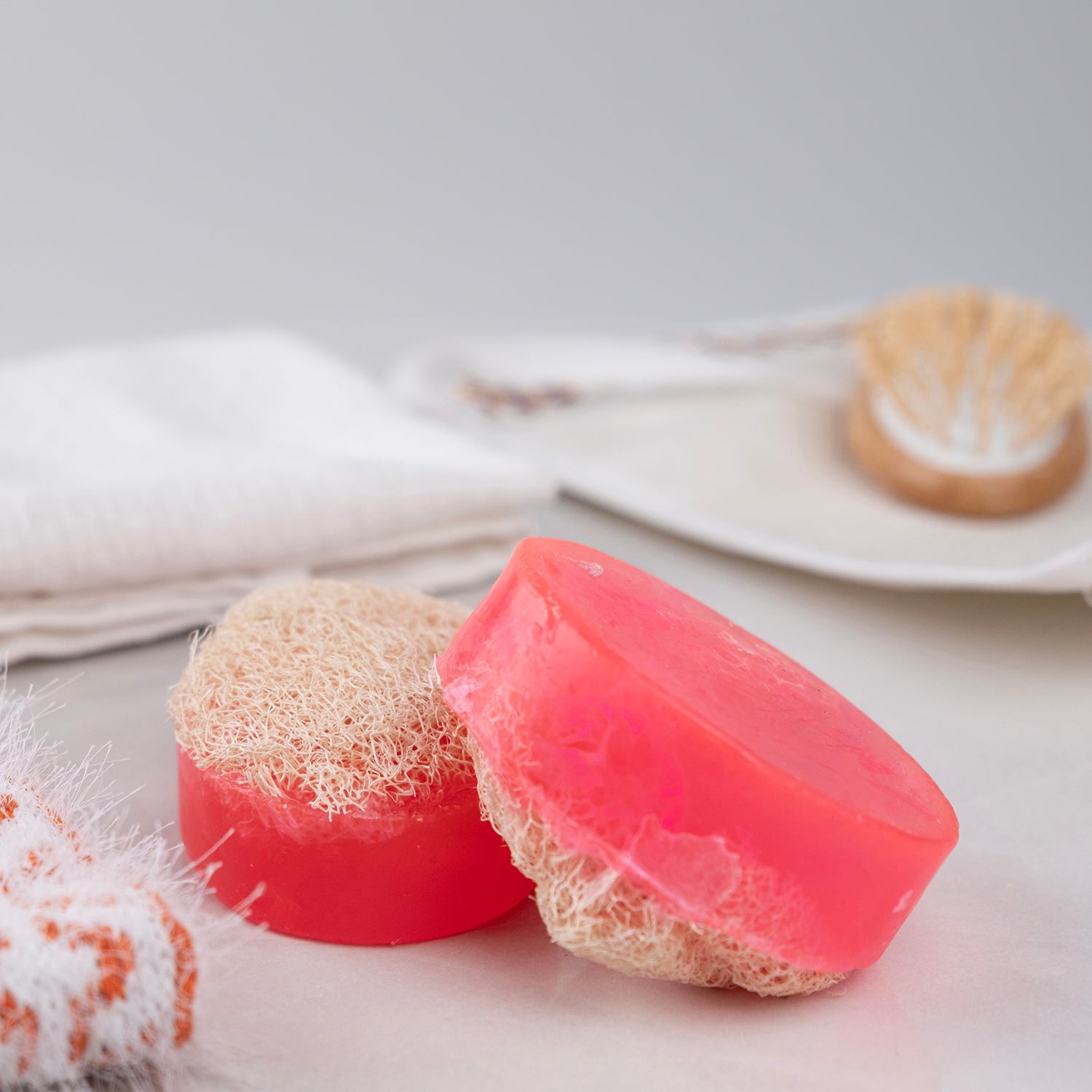 Gül özlü ve kabak lifli doğal sabun – peeling etkili, ferahlatıcı ve cilt yenileyici bitkisel bakım ürünü